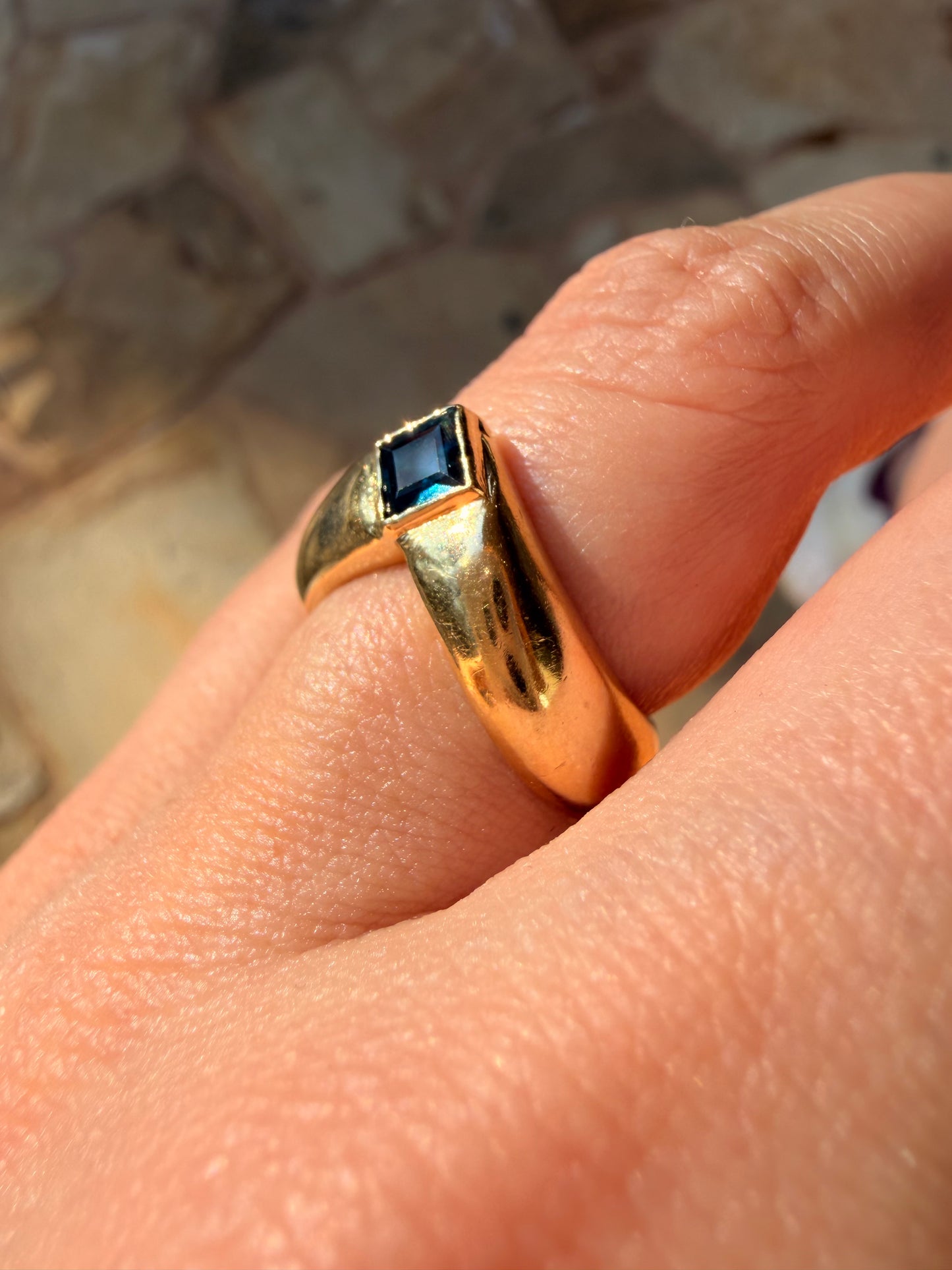 Vintage yellow 14K gold and approx .5ctw iolite chevron ring, size 5.75