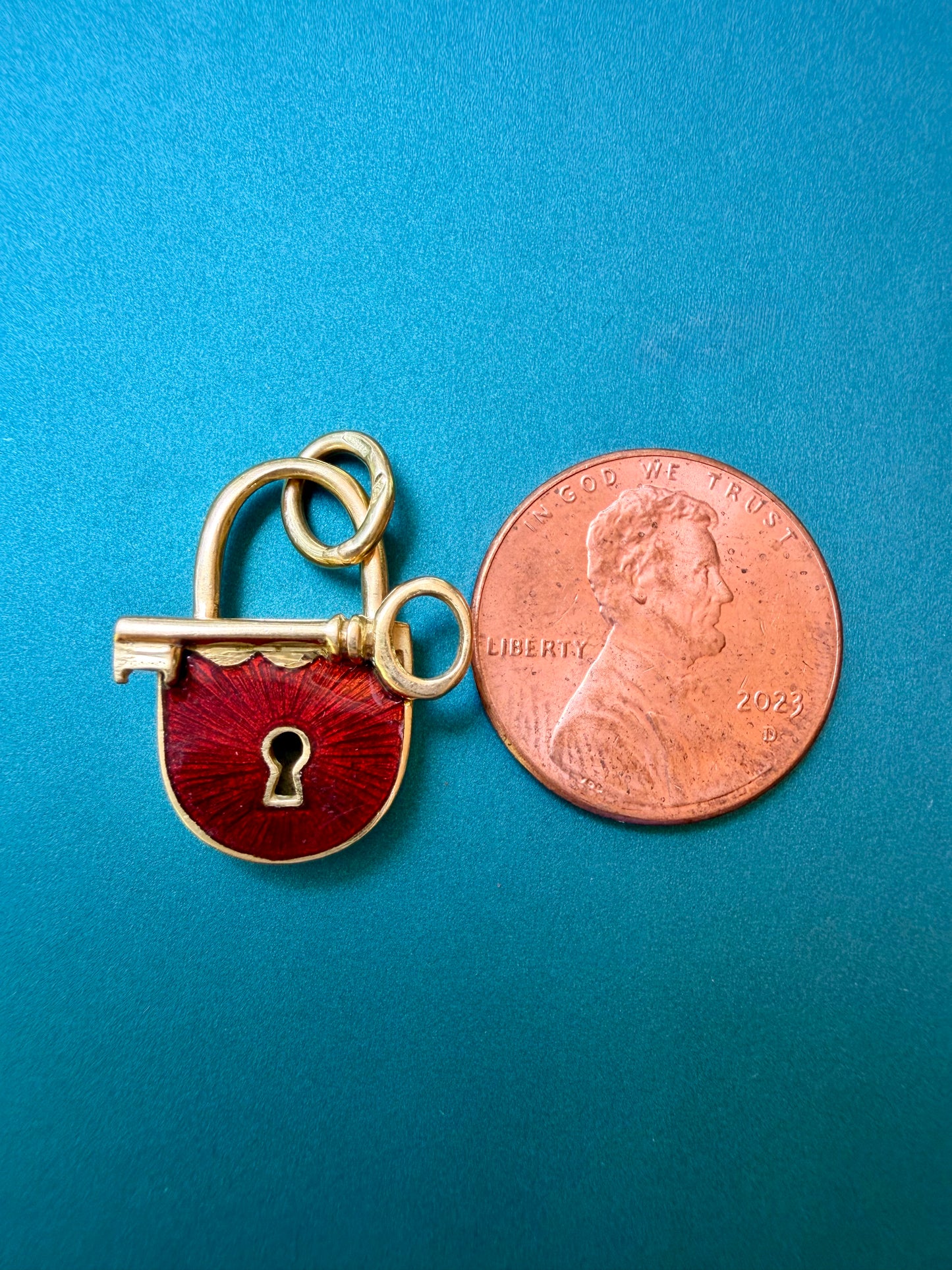 Vintage yellow 18K gold and red enamel lock and key pendant