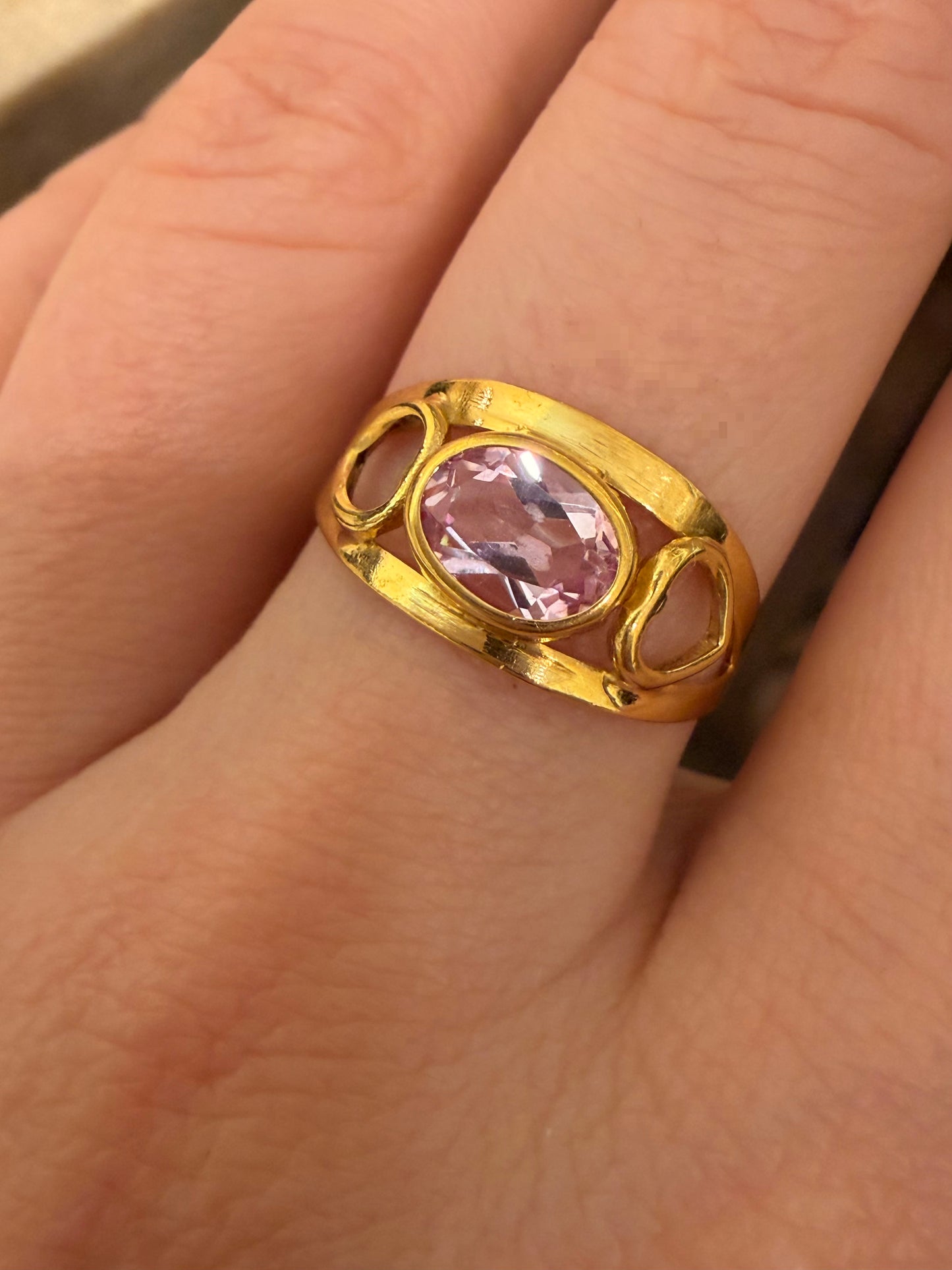 Vintage yellow 18K gold pink stone ring with heart shoulders, size 7.5-7.75
