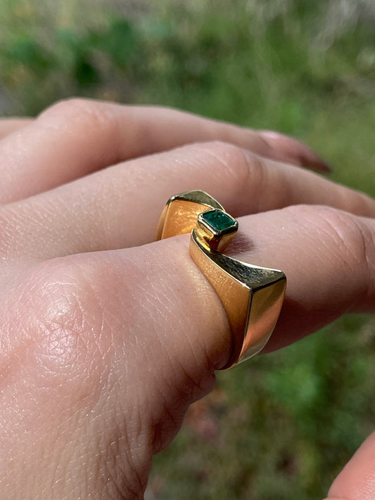 Vintage yellow 18K approx .28 ctw emerald swirly geometric ring, size 7.5