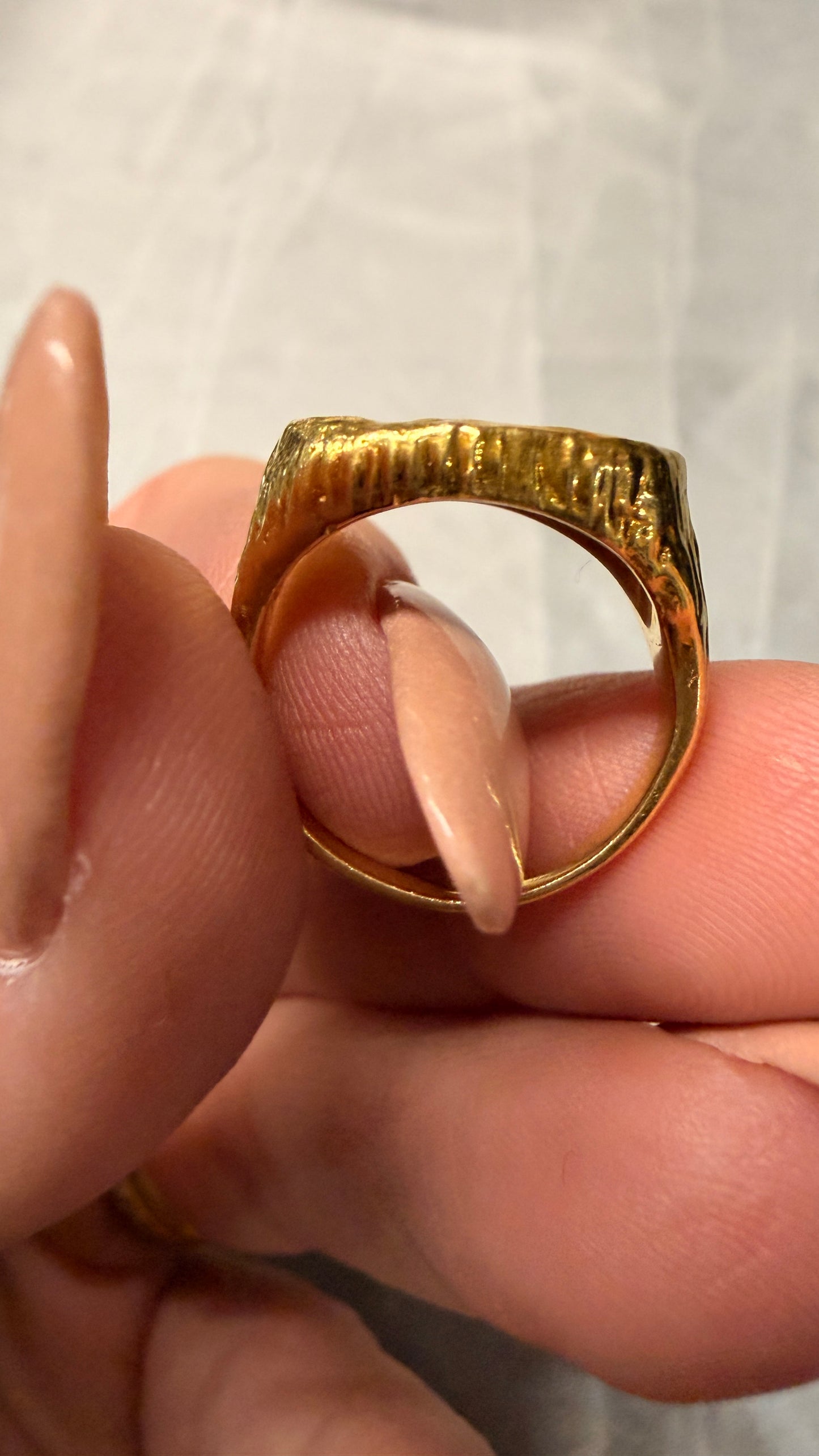 Vintage yellow 18K Aquarius zodiac signet ring