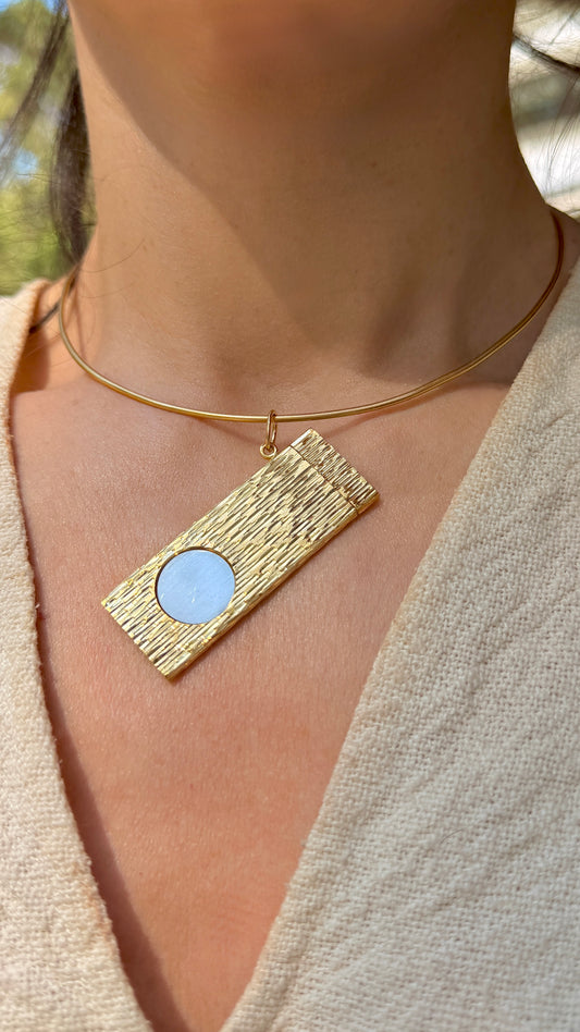 Vintage yellow 18K textured cigar cutter pendant