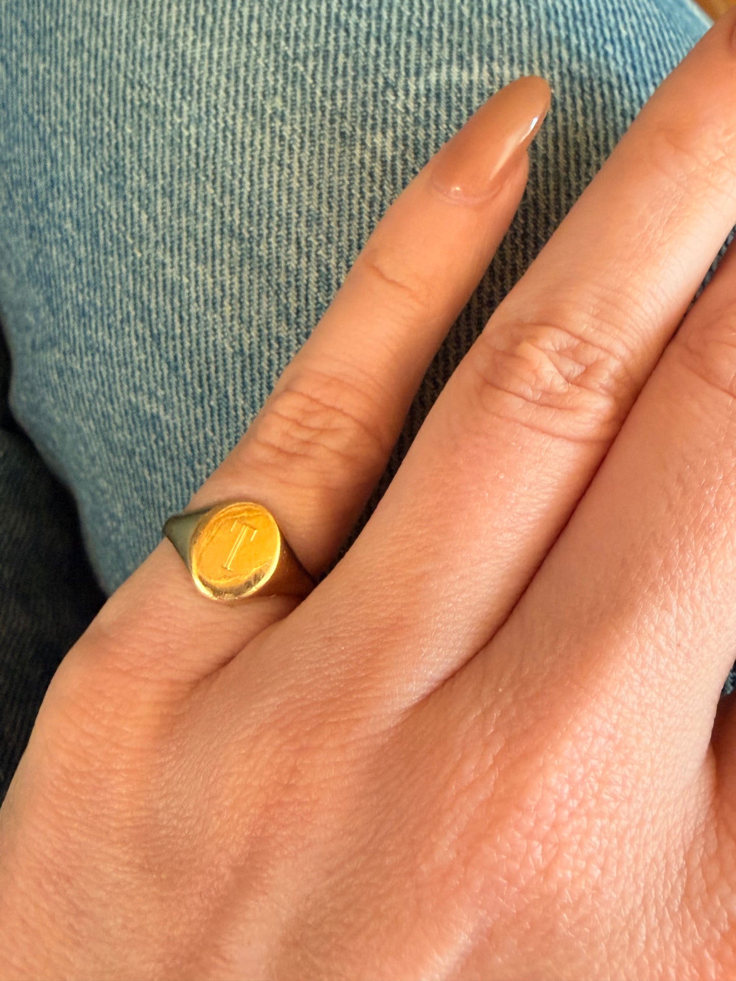 Vintage yellow 14K letter 'T' engraved oval signet ring, size 3.5