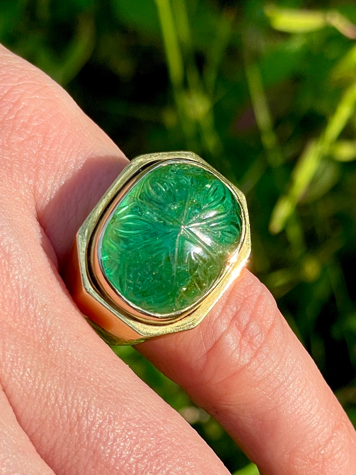 Vintage yellow 18K gold approx over 5 ctw carved natural emerald ring, size 5