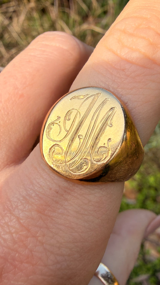 Vintage yellow 14K gold hand engraved 'AM' signet ring, size 7.5