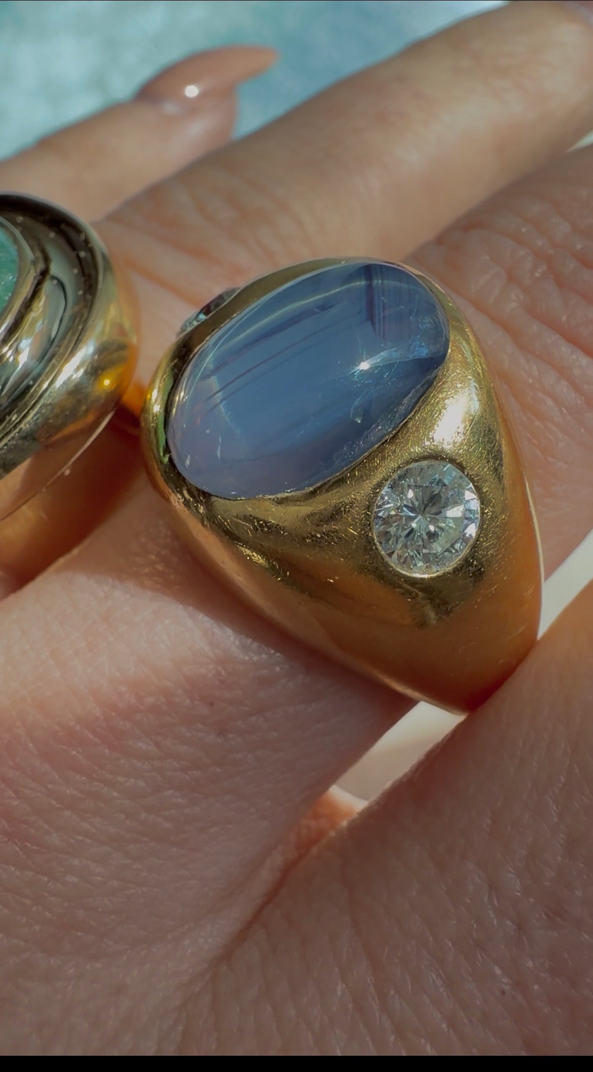 Vintage yellow 18K natural blue star sapphire and diamond 3 stone ring, size 9.5