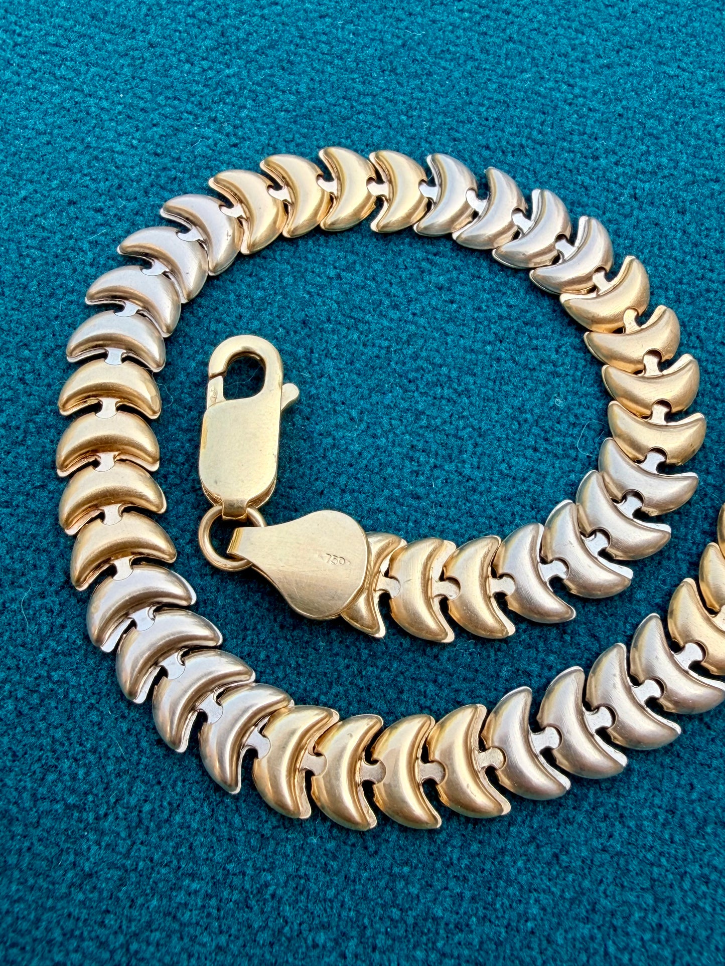 Vintage two tone 18K crescent moon or fish scale link bracelet, 7.75 inch sizable