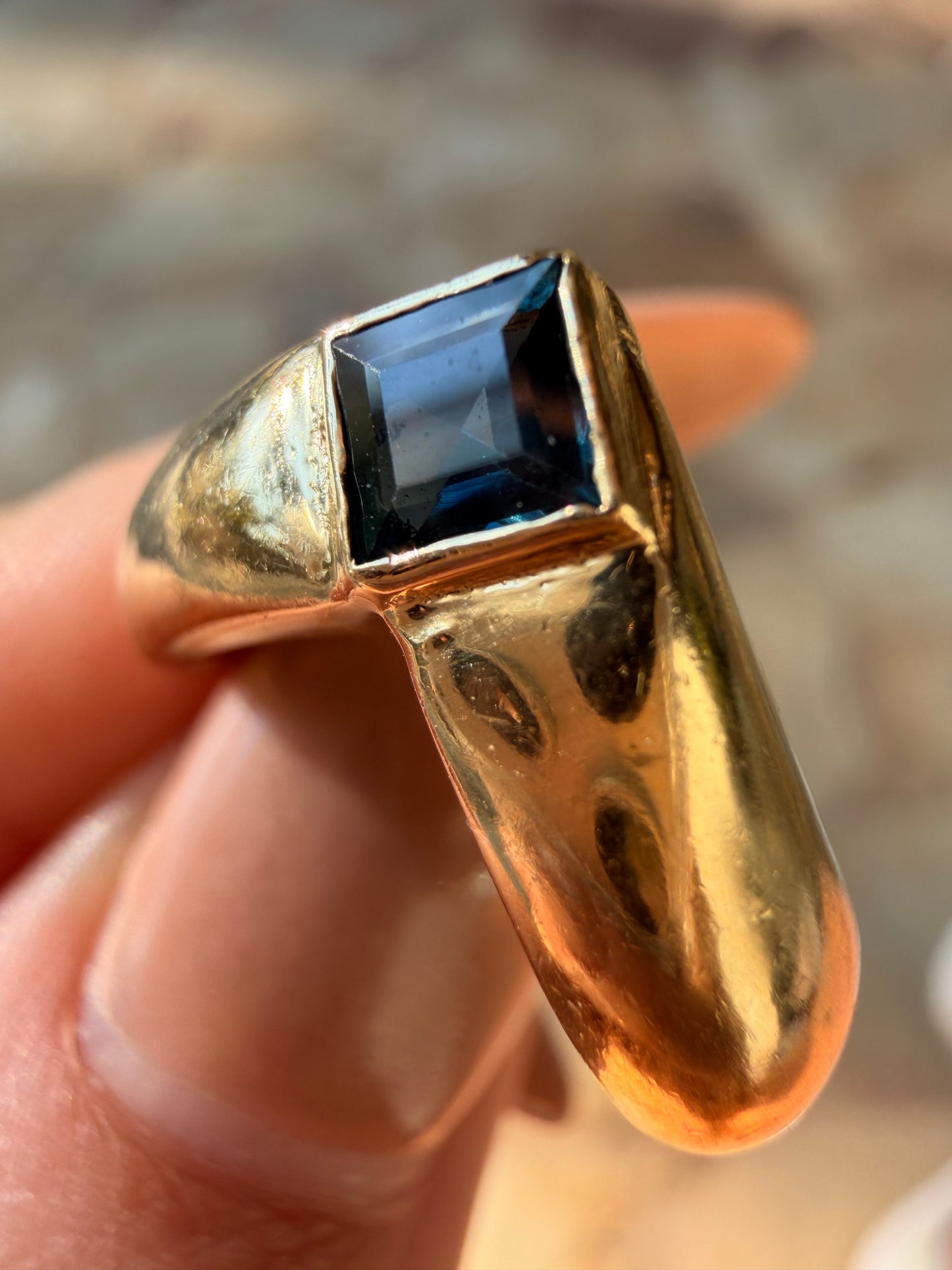 Vintage yellow 14K gold and approx .5ctw iolite chevron ring, size 5.75