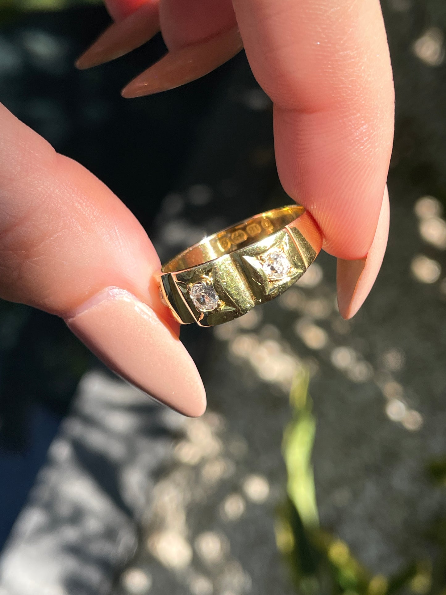 Antique yellow 18K approx .52 ctw old mine cut diamond 3 stone scalloped ring, size 8.25-8.5