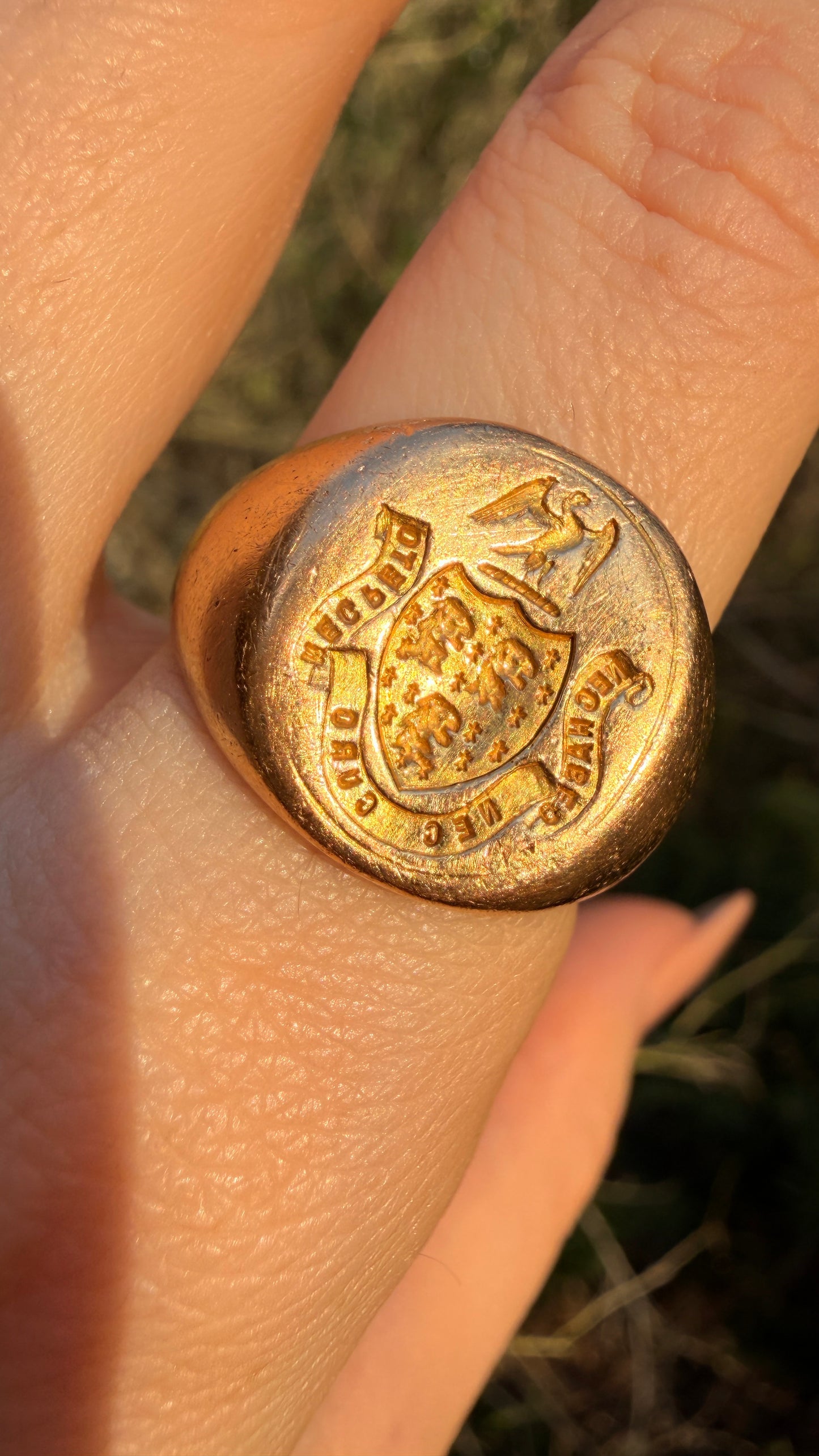 [PRIVATE] Antique 18K wax seal signet ring “Nec Habel, Nec Chrom, Nec Peto”, size 10.25