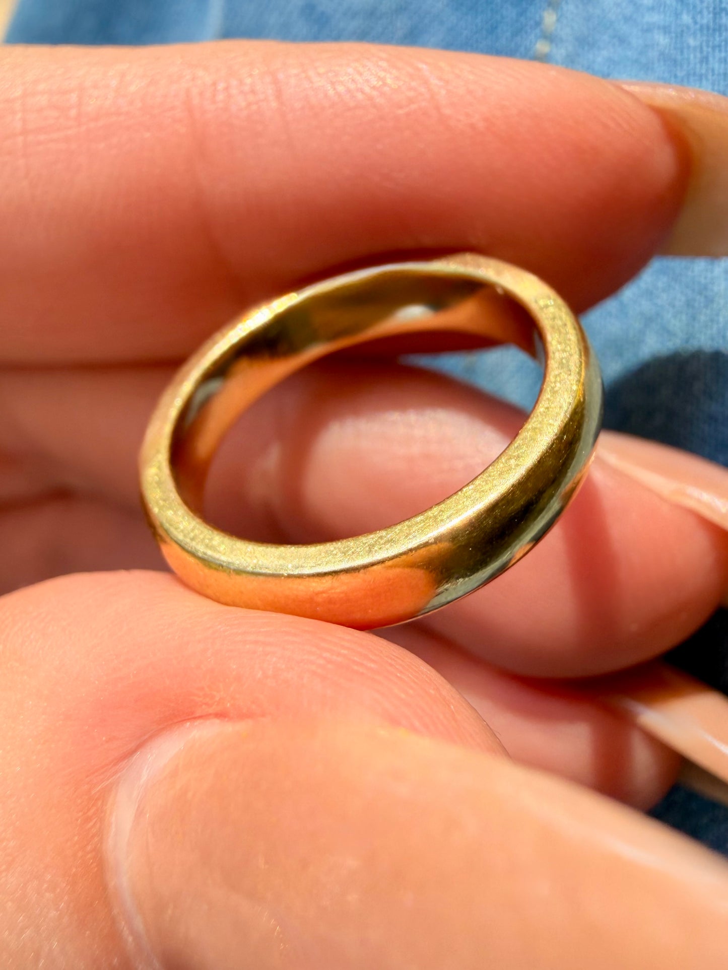 Vintage yellow 18K gold semi round band with squared inner edge, size 4.75