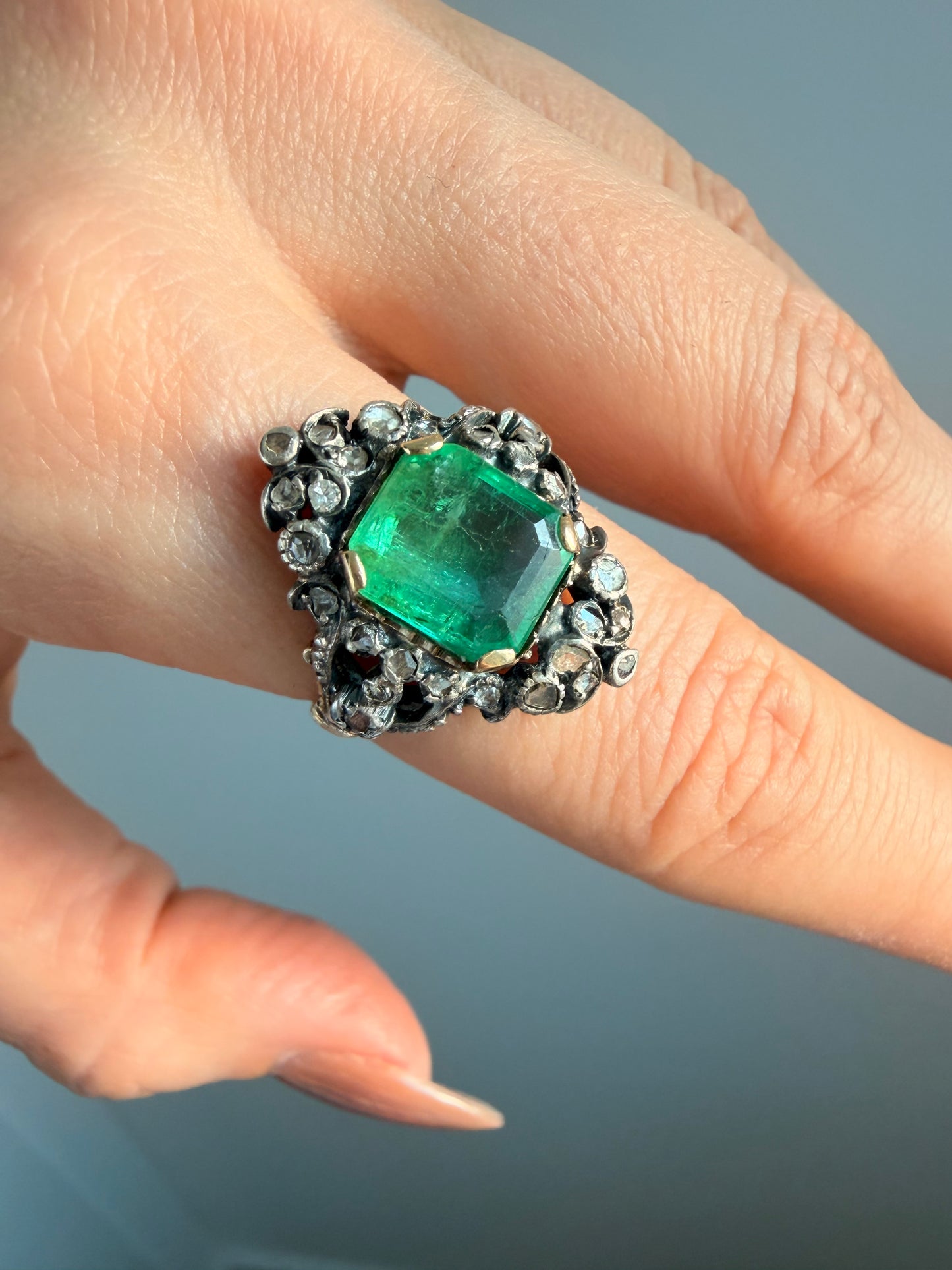 Antique yellow 18K approx 2.5 ctw emerald and rose cut diamond ring, size 6.75