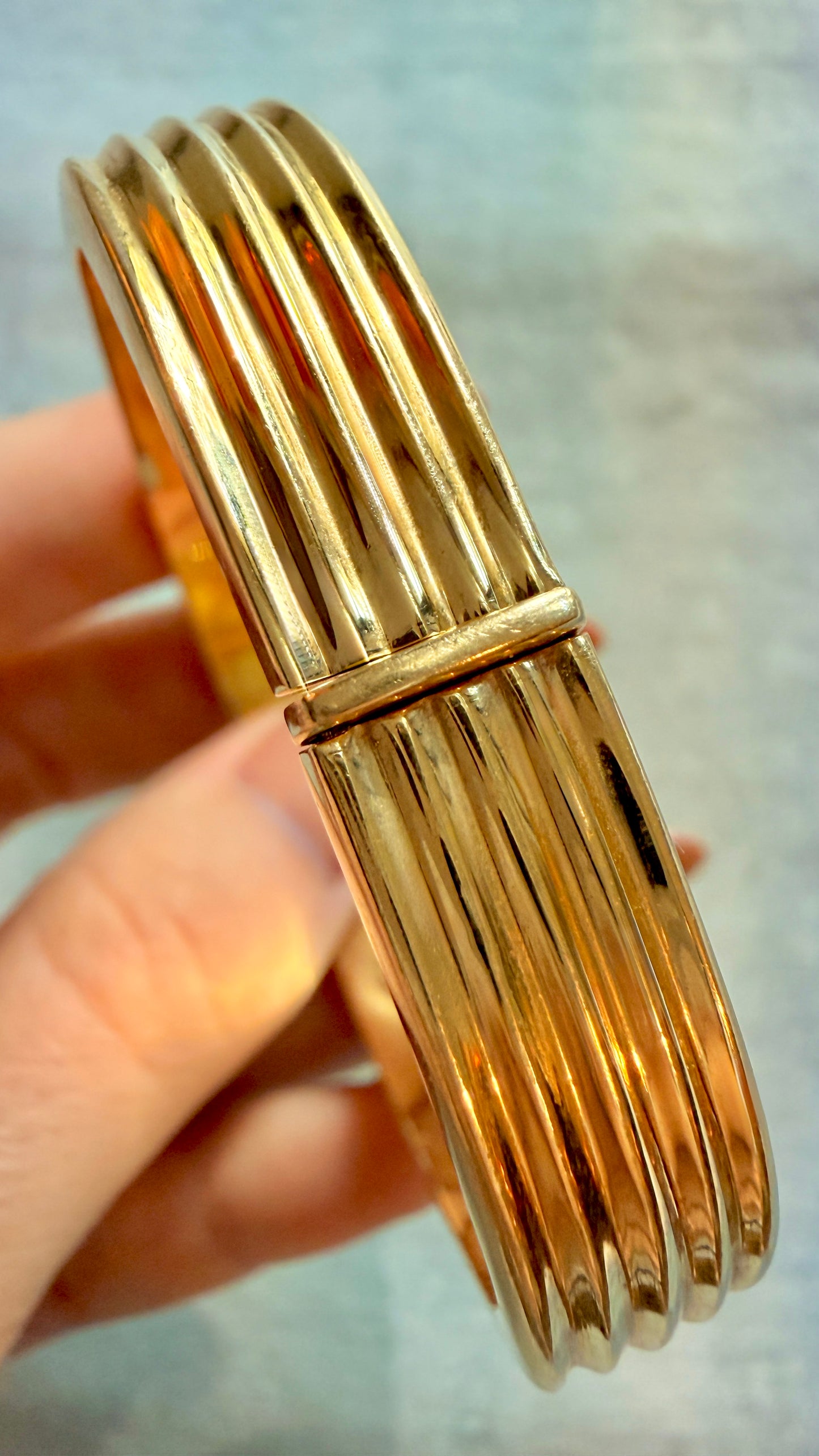 Vintage yellow 14K gold angled hinge bangle