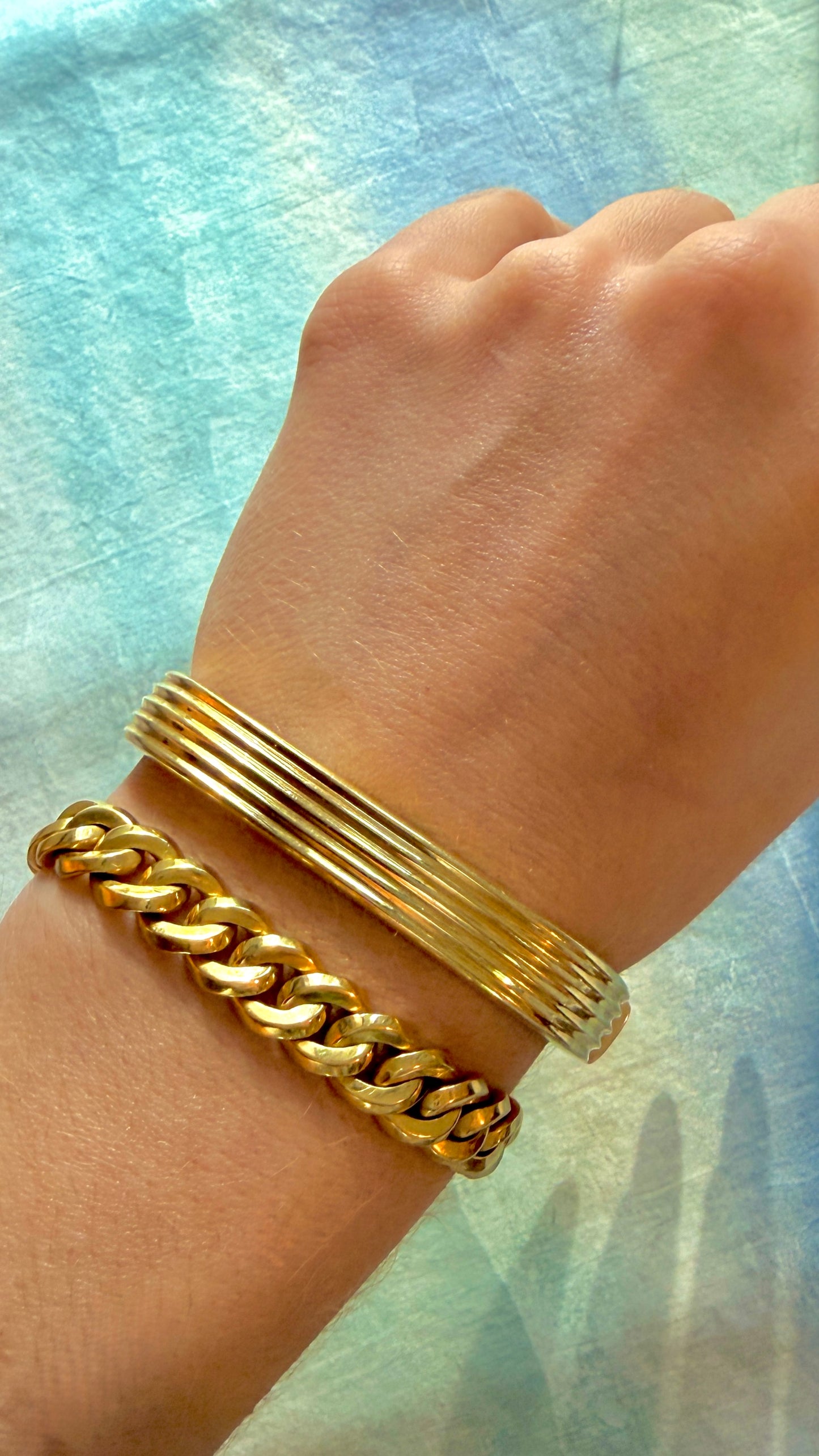 Vintage yellow 14K gold angled hinge bangle