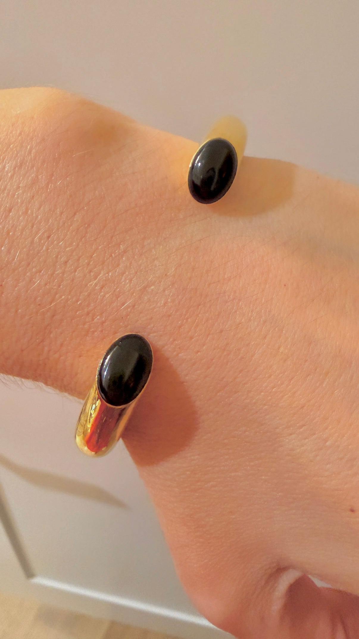 Vintage yellow 18K open bangle with onyx ends, 7 inch