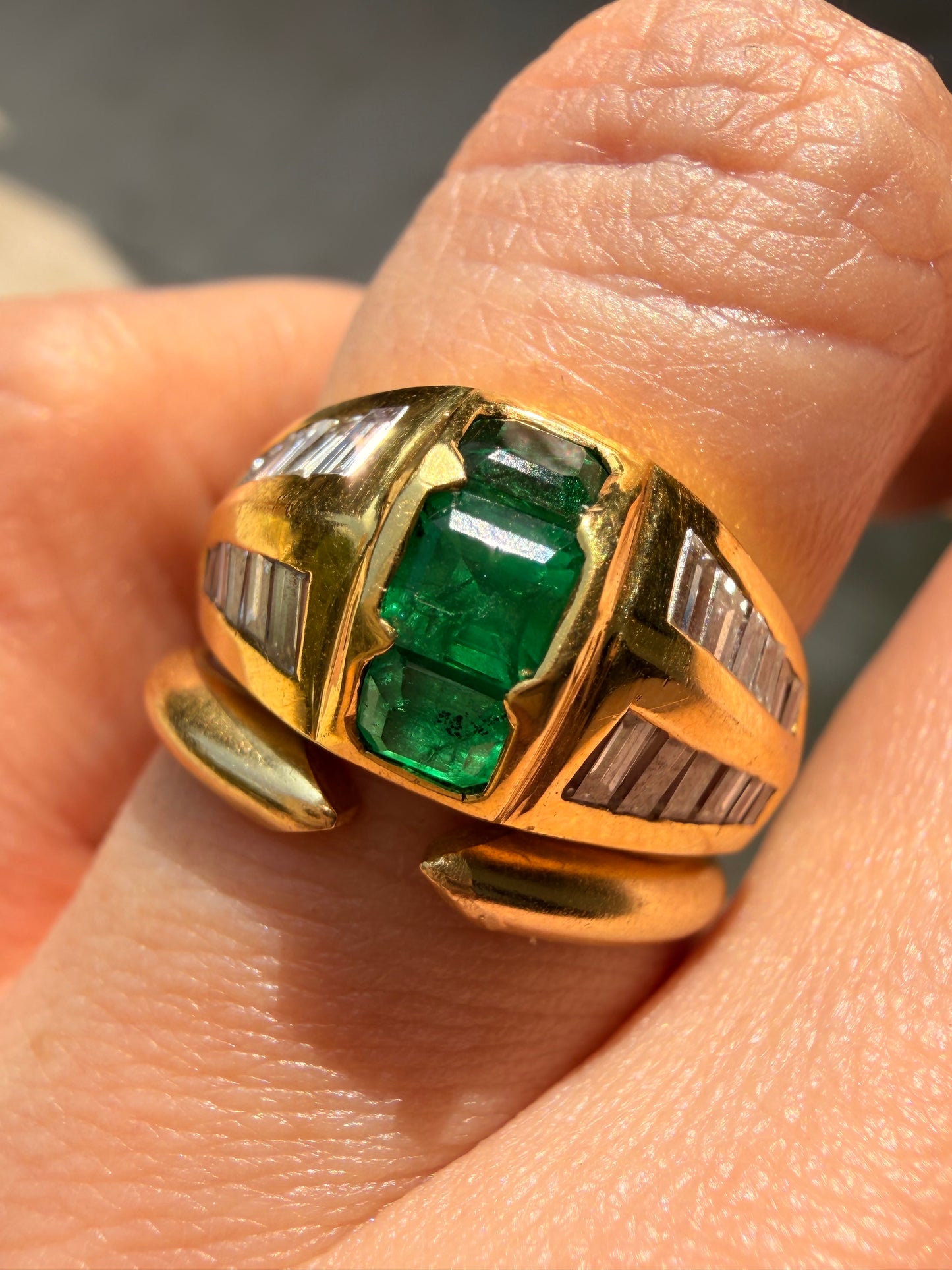 Vintage yellow 18K gold .96 ctw emerald and .52 ctw diamond baguette dome ring, size 6