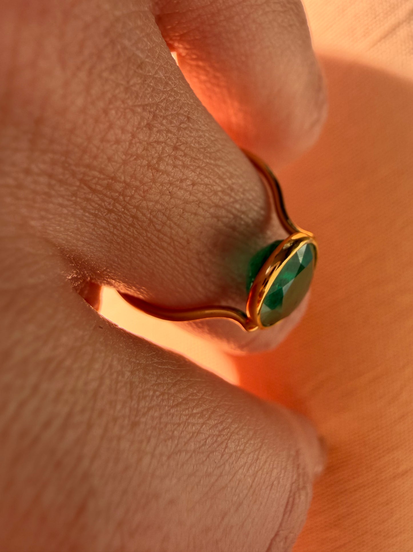 Vintage yellow 18K bezel set approx 2.5ctw natural emerald ring, size 6.5
