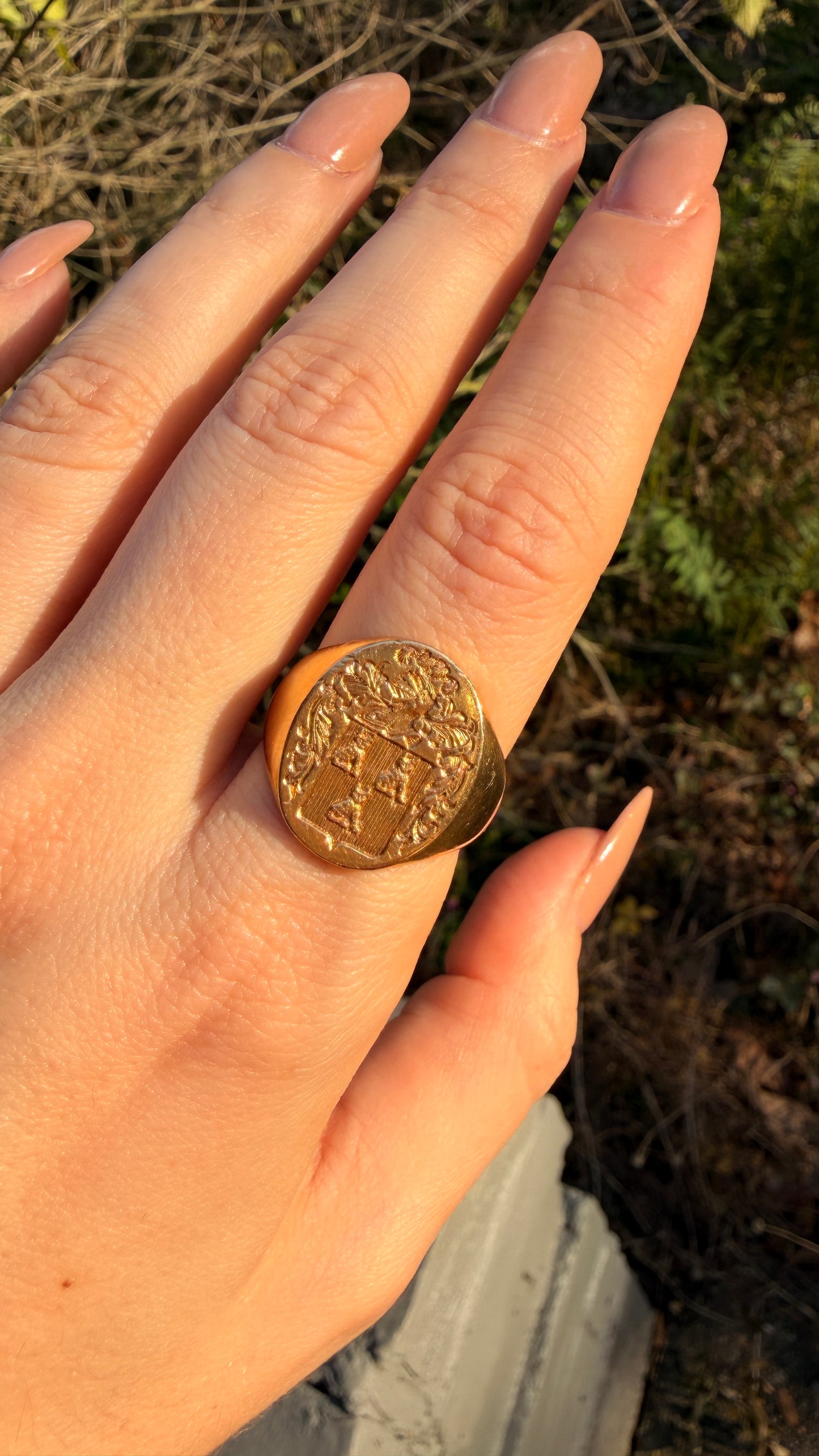 Antique yellow 18K wax seal engraved coat of arms signet ring with 3 cats, size 10