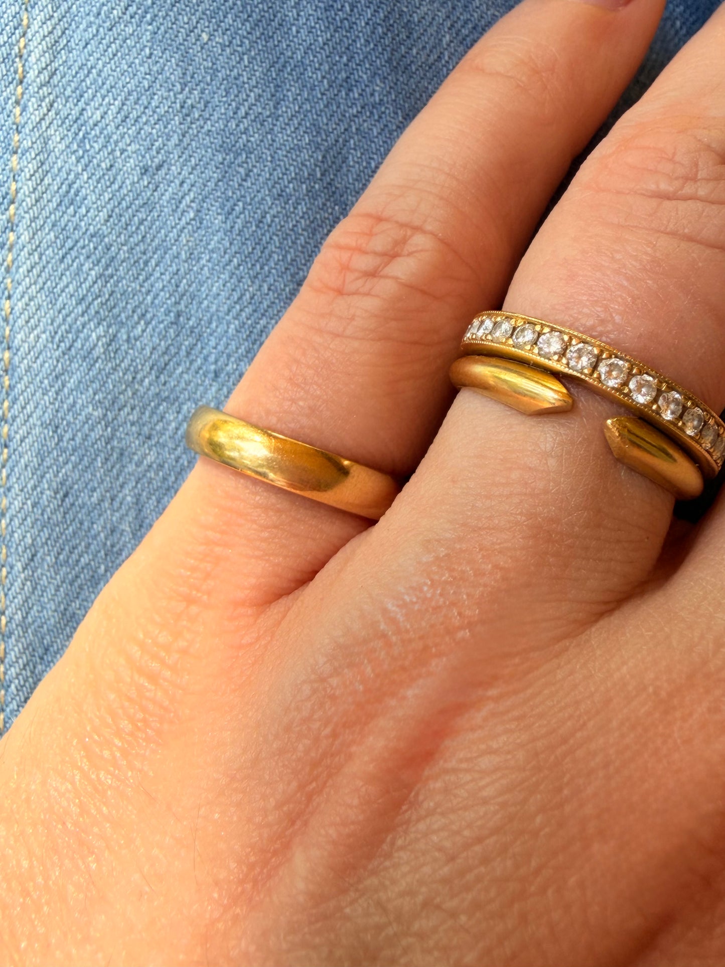 Vintage yellow 18K gold semi round band with squared inner edge, size 4.75