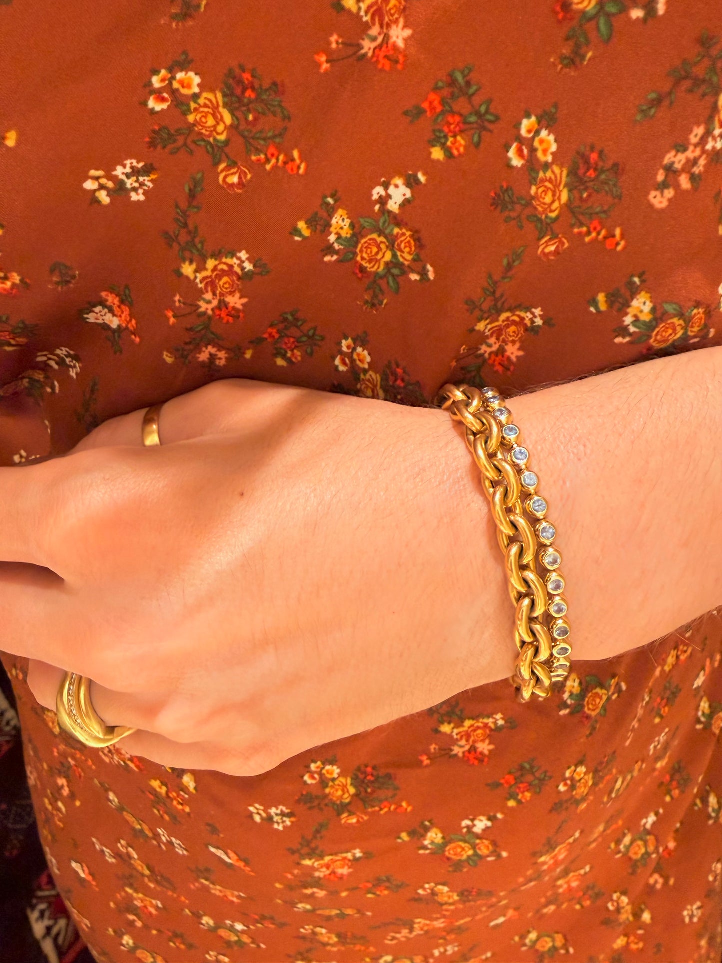 Vintage yellow 18K round cable link bracelet with continuous clasp, 6 and 5/8 inch fit