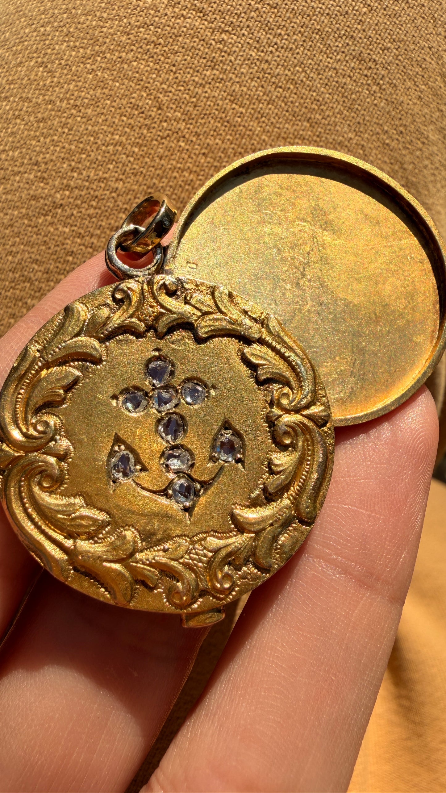 Antique yellow 18K diamond anchor slider locket