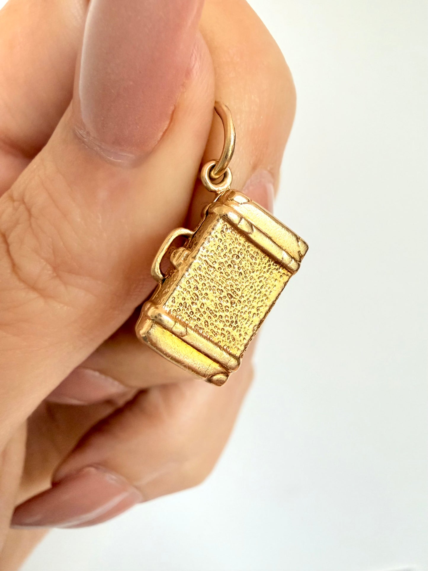Vintage yellow 14k gold opening suitcase charm