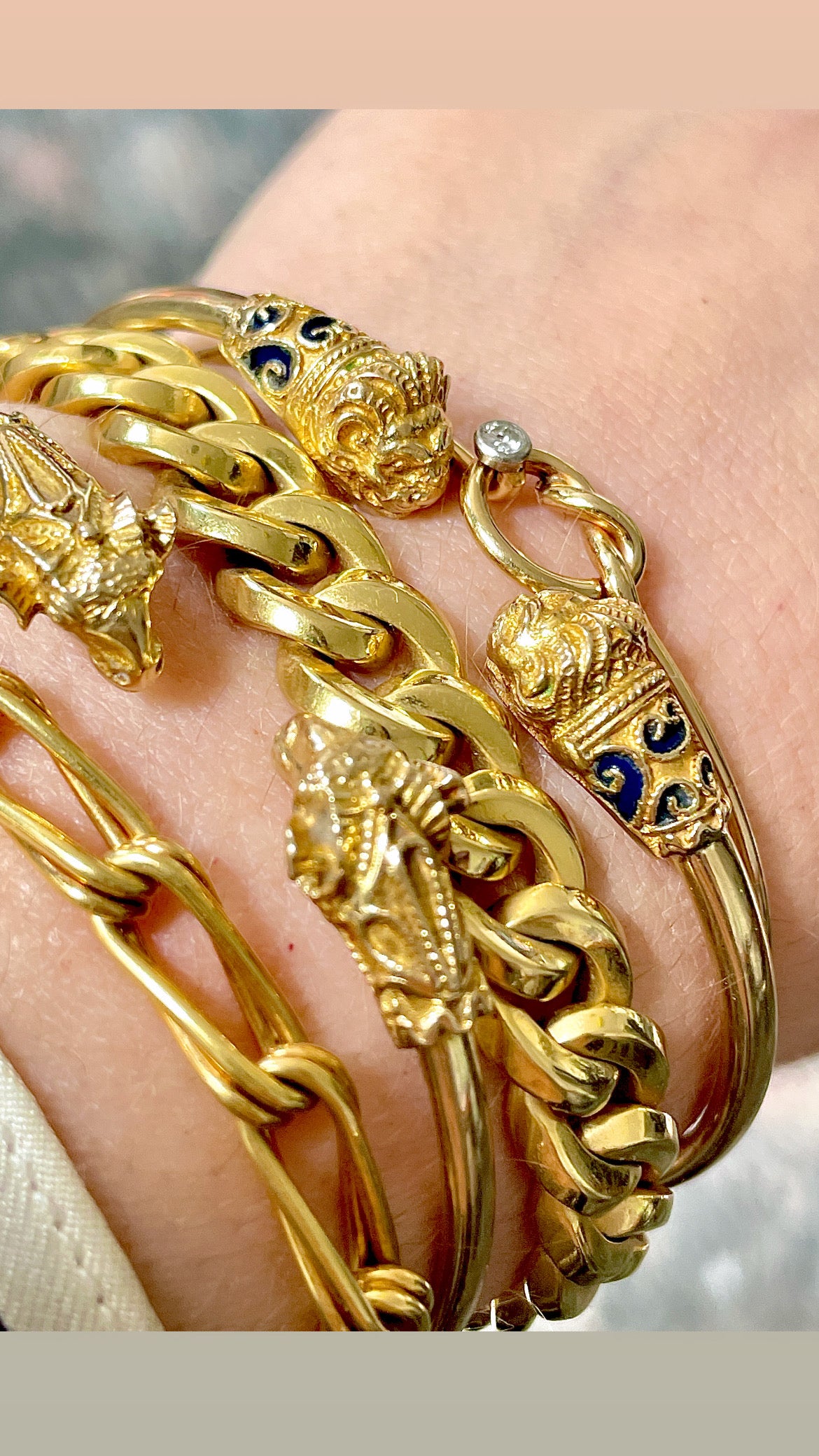 Vintage yellow 14K gold and blue enamel lion heads bangle