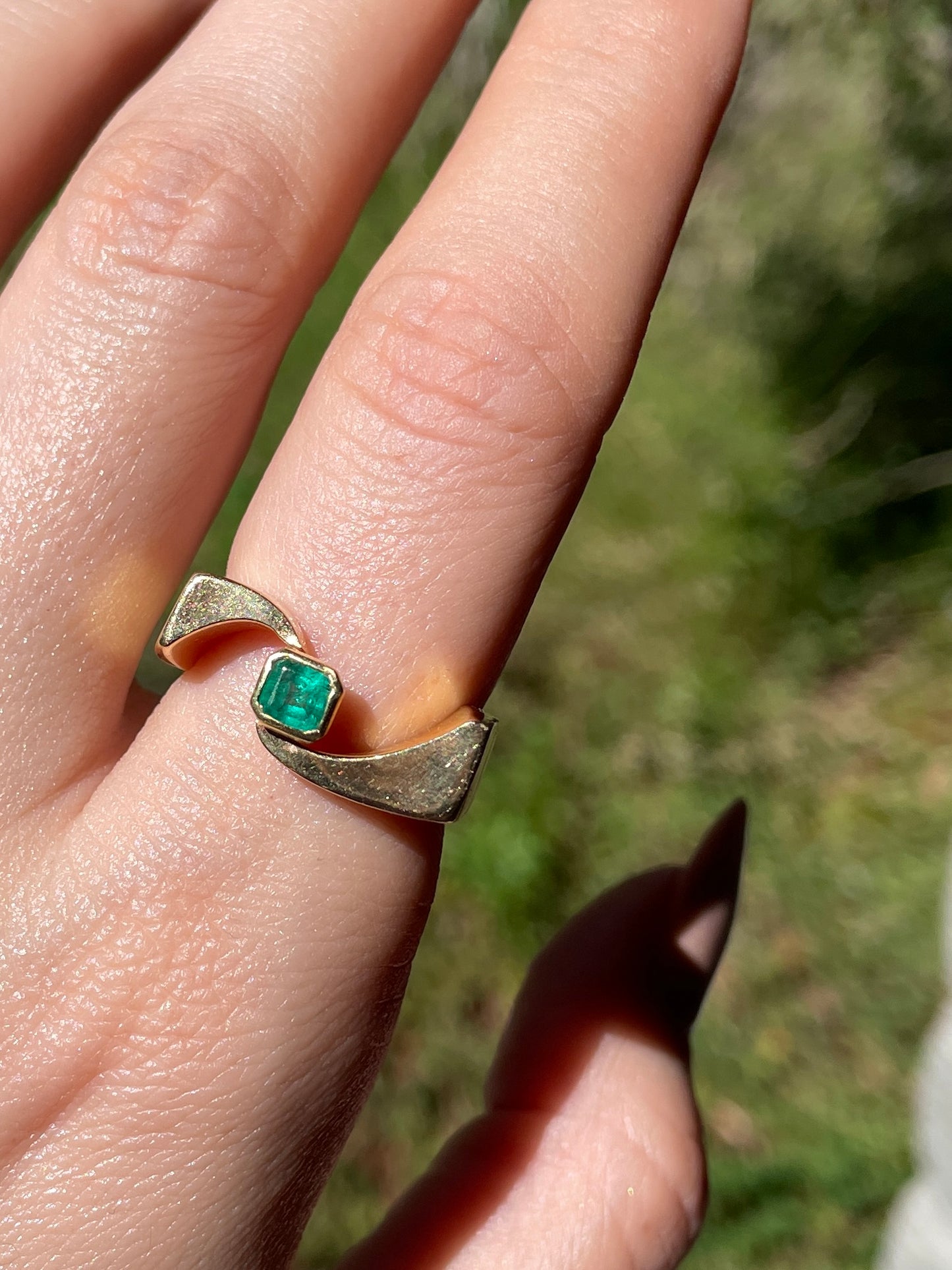 Vintage yellow 18K approx .28 ctw emerald swirly geometric ring, size 7.5