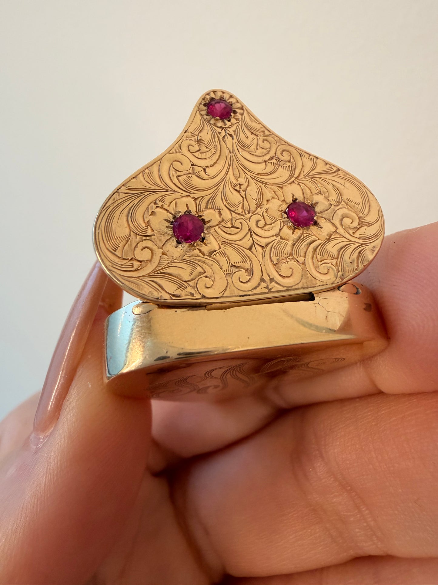 Antique yellow 14k ruby engraved heart box