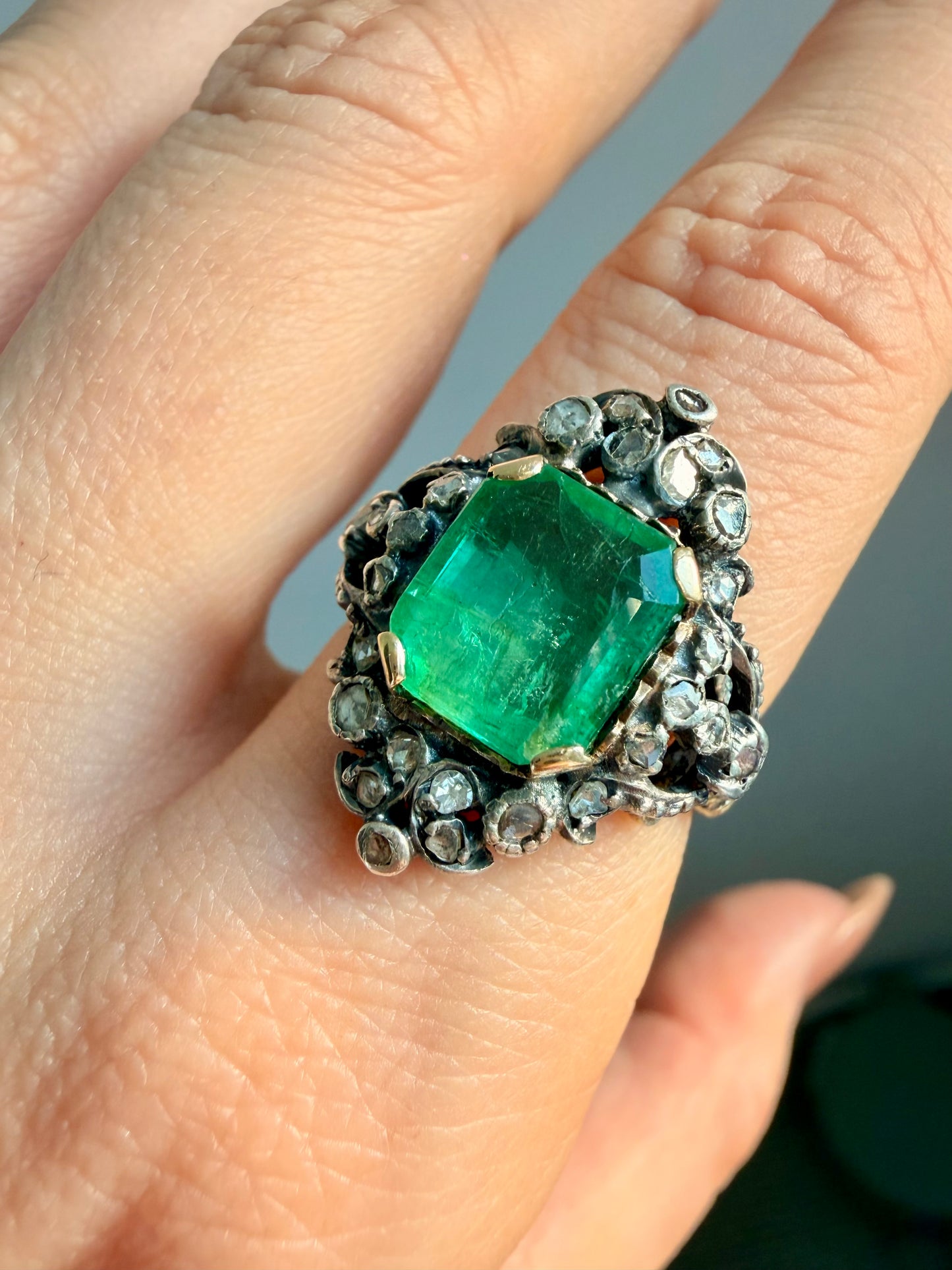 Antique yellow 18K approx 2.5 ctw emerald and rose cut diamond ring, size 6.75
