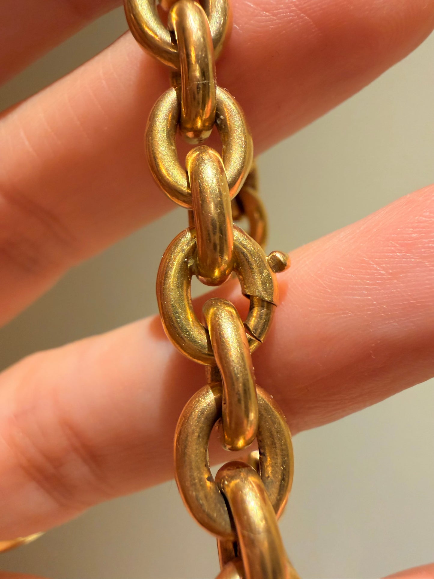 Vintage yellow 18K round cable link bracelet with continuous clasp, 6 and 5/8 inch fit