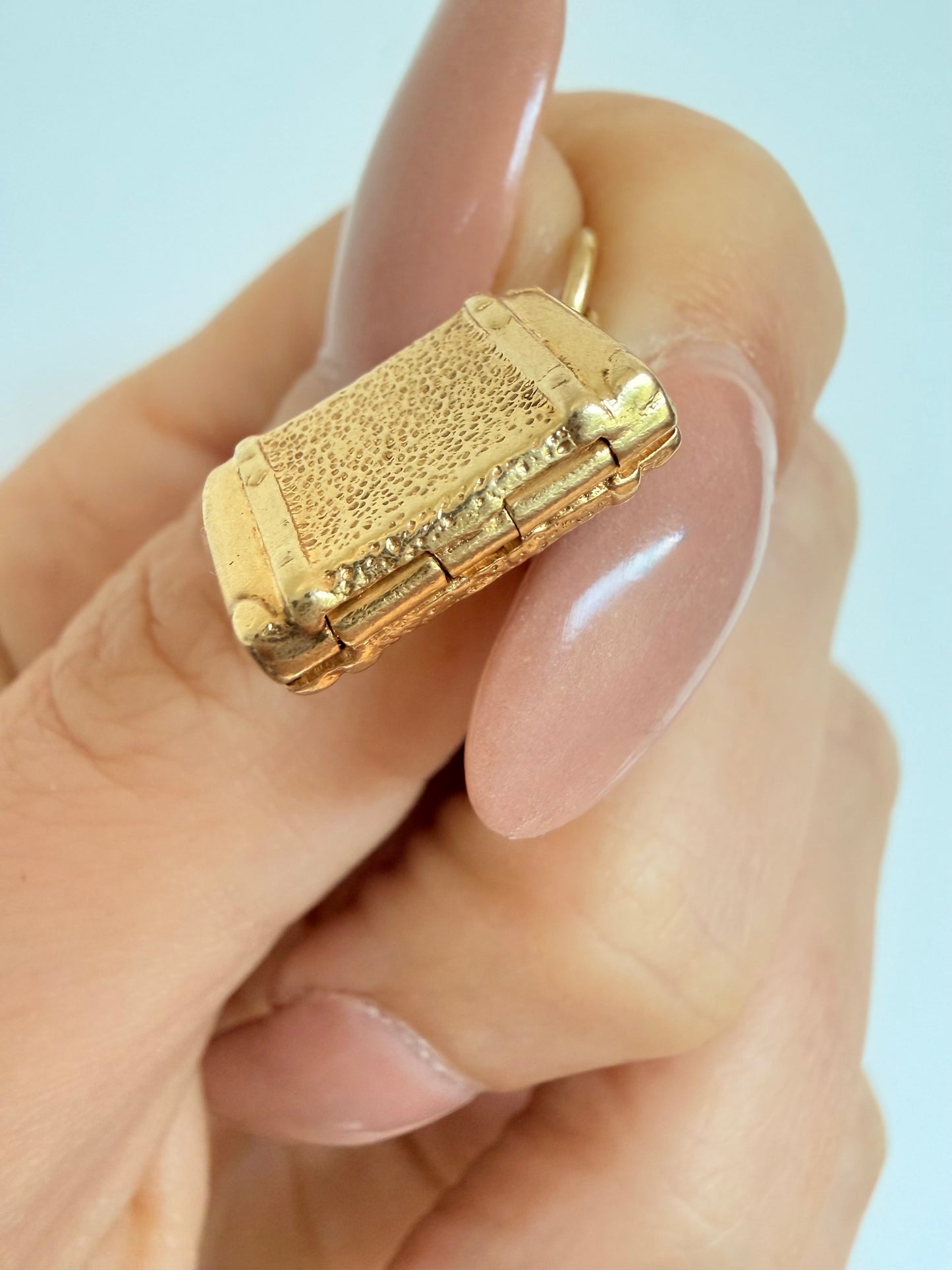 Vintage yellow 14k gold opening suitcase charm