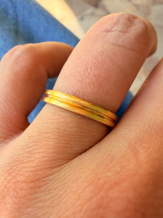 Vintage yellow 18K ribbed band, size 6
