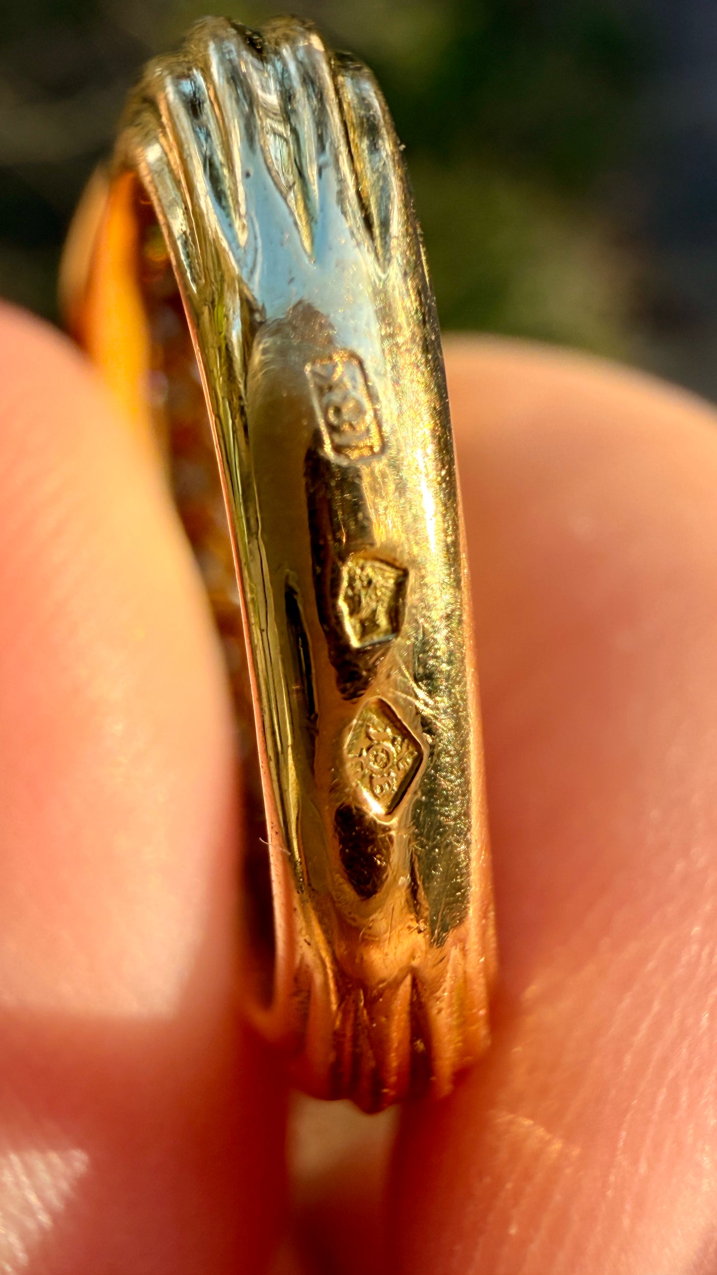 Vintage yellow 18K approx 1.5ctw diamond ring with ribbed detail, size 5.5-5.75