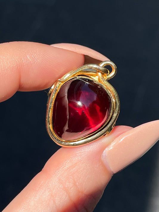 Antique yellow 14K garnet glass back locket ring, size 6.75
