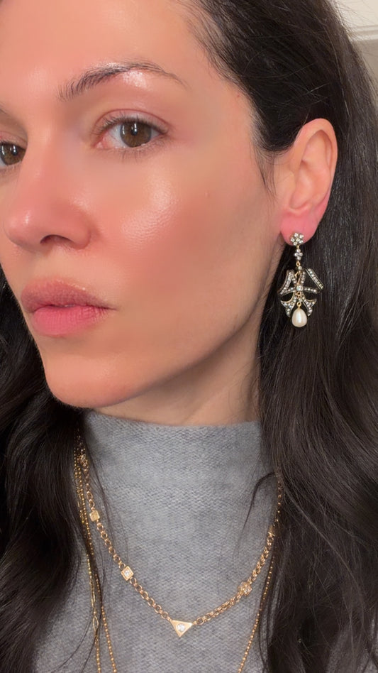 Vintage 18K and silver topped approx .65 ctw diamond bow with dangling pearl single earring