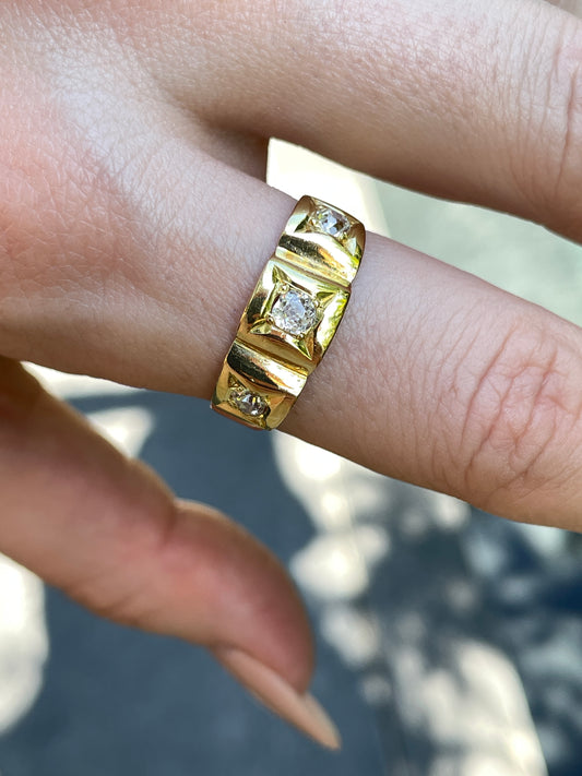 Antique yellow 18K approx .52 ctw old mine cut diamond 3 stone scalloped ring, size 8.25-8.5