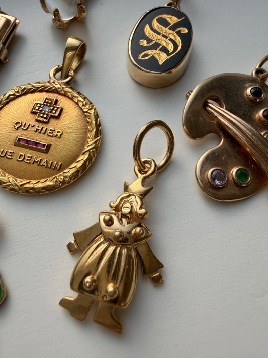 Vintage yellow 18K articulated Queen charm