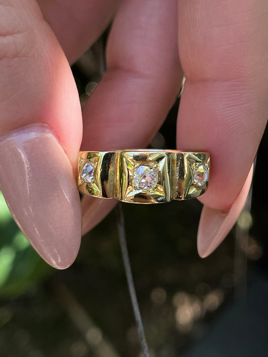 Antique yellow 18K approx .52 ctw old mine cut diamond 3 stone scalloped ring, size 8.25-8.5
