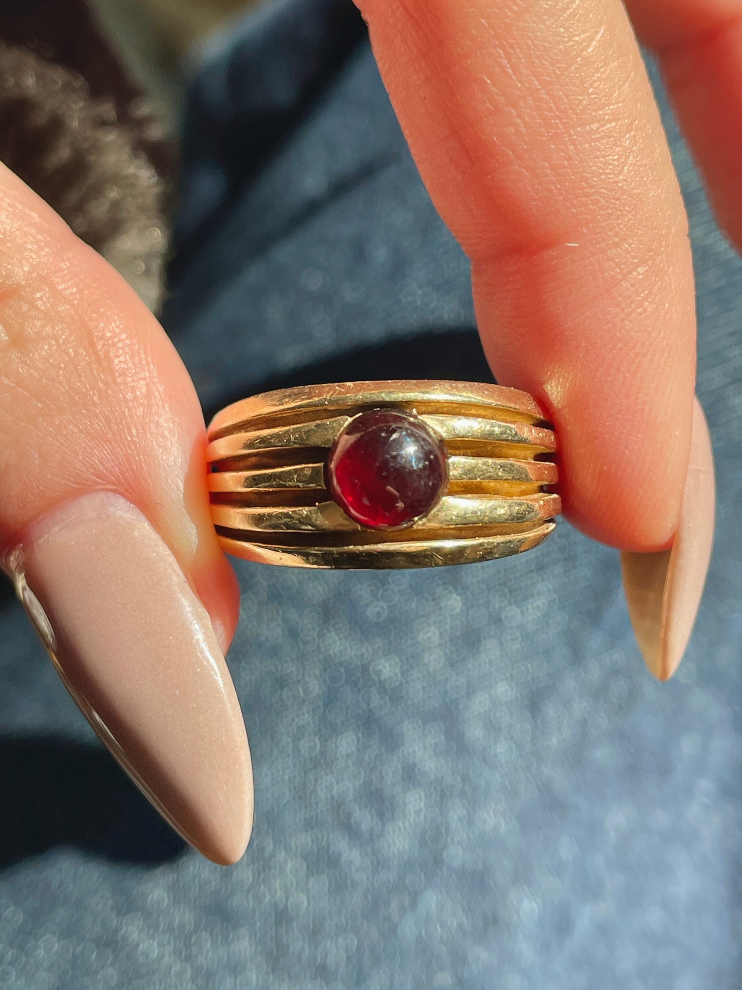 Vintage yellow 14K garnet cabochon ribbed band, size 8.5