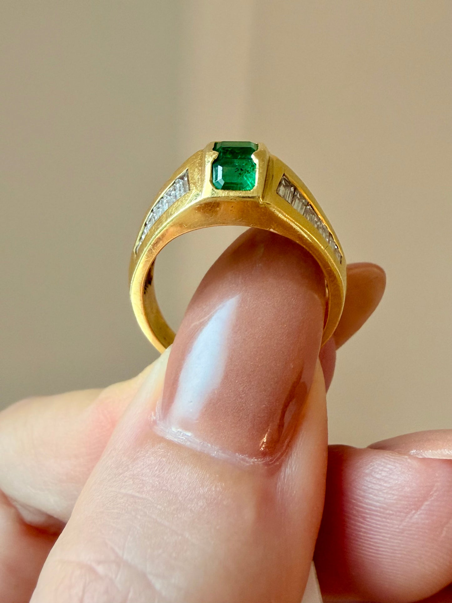 Vintage yellow 18K gold .96 ctw emerald and .52 ctw diamond baguette dome ring, size 6