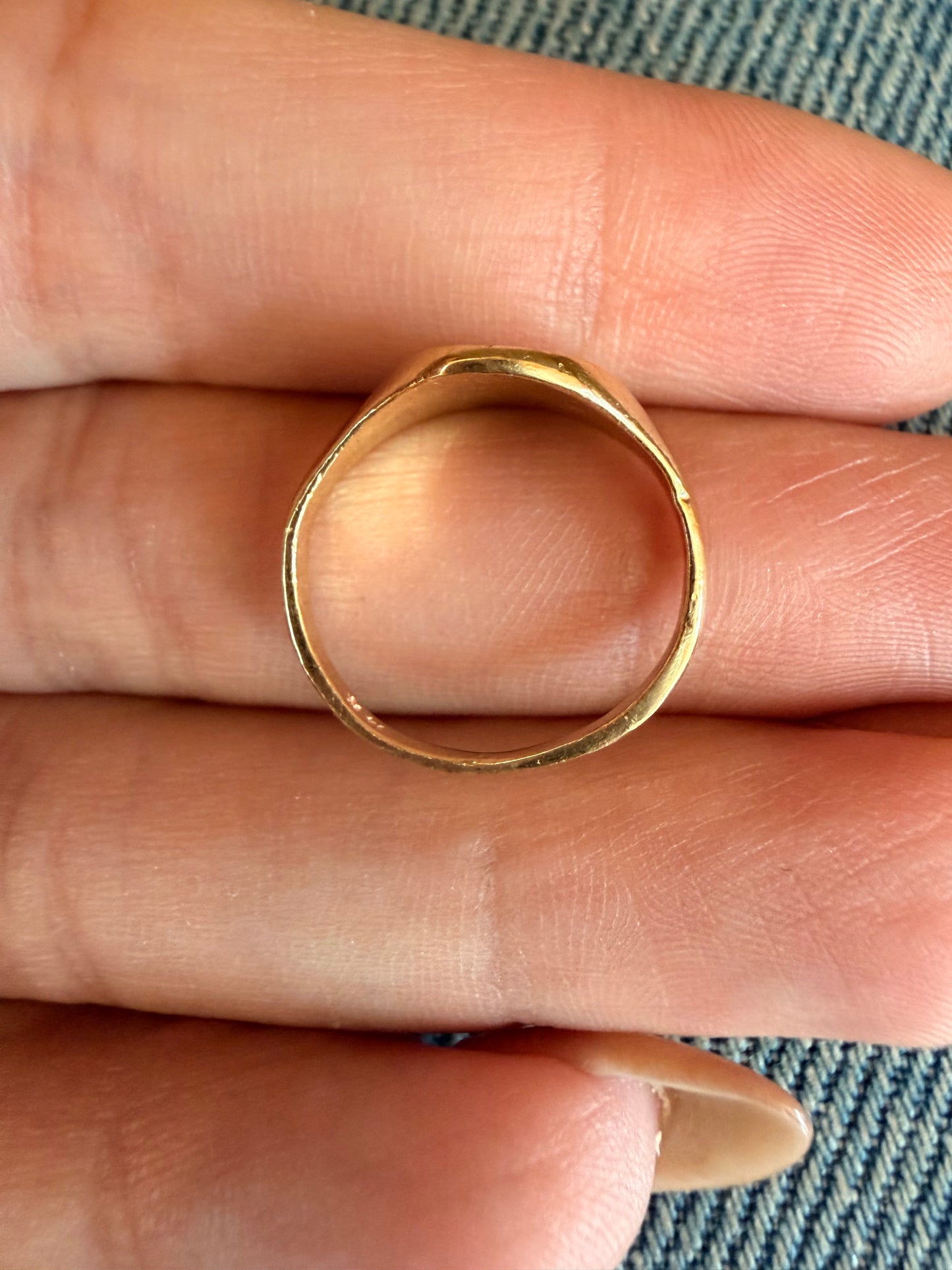Vintage yellow 14K letter 'T' engraved oval signet ring, size 3.5