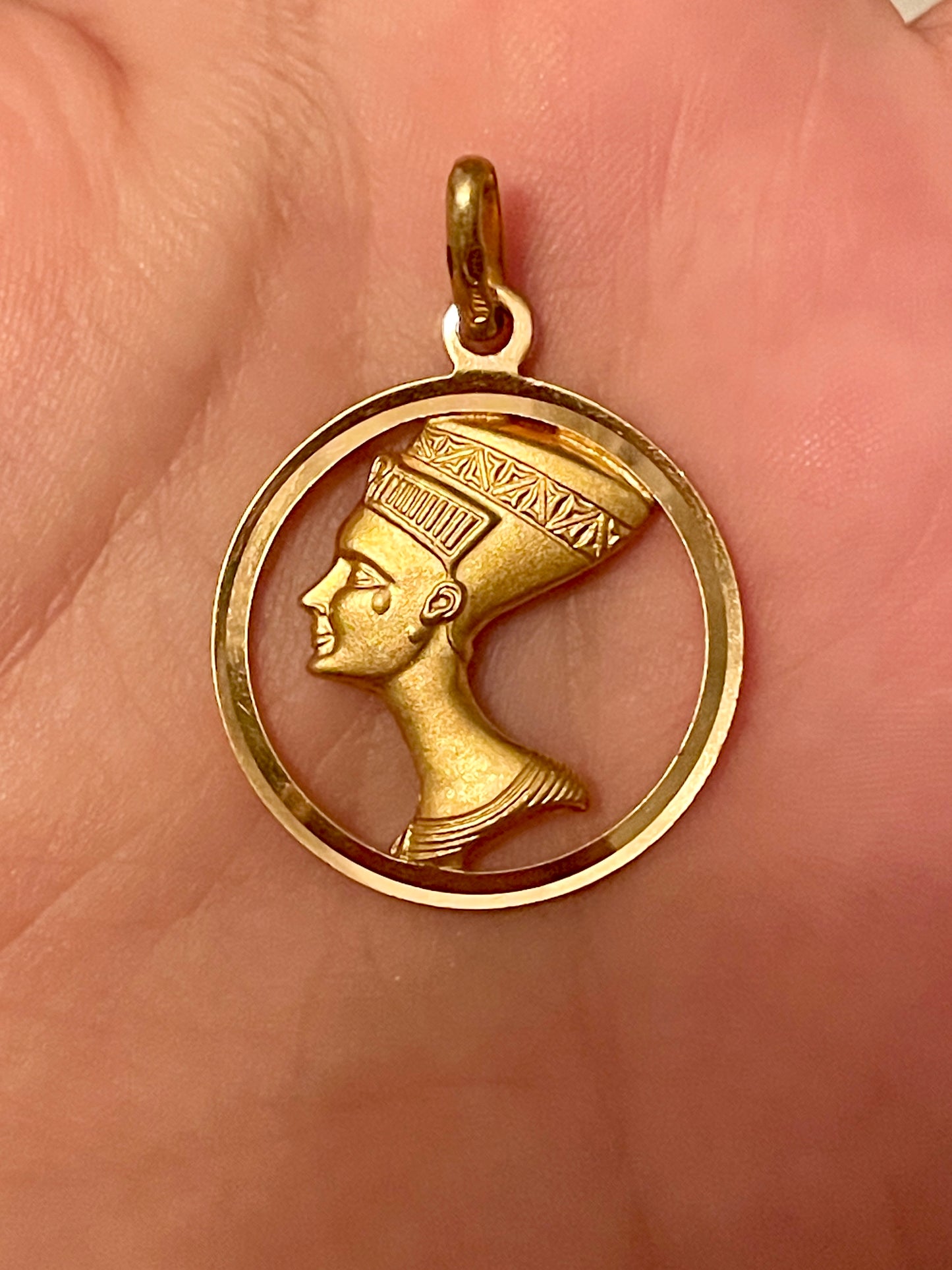 Vintage yellow 18K Nefertiti open work medallion pendant