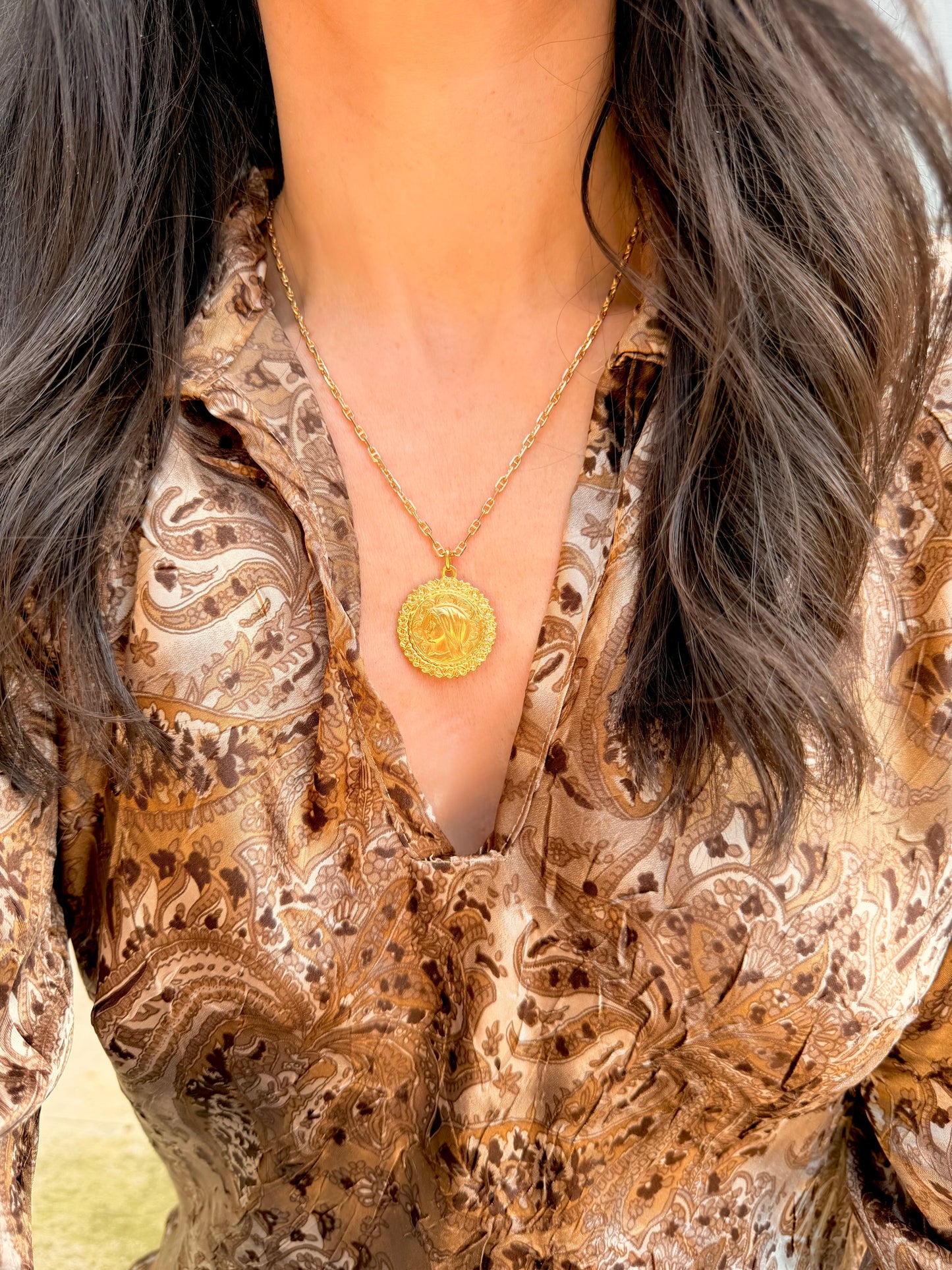 Vintage French 18K gold Mary medallion pendant
