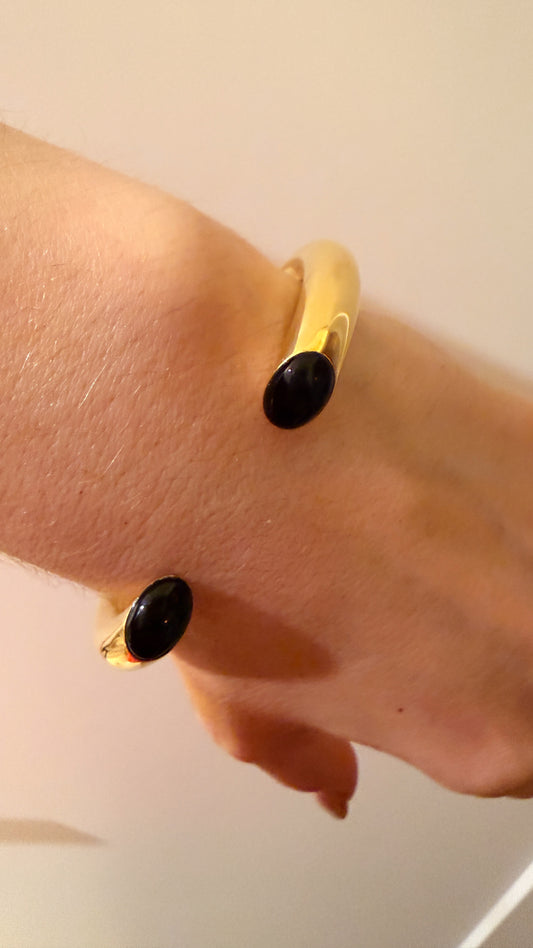 Vintage yellow 18K open bangle with onyx ends, 7 inch