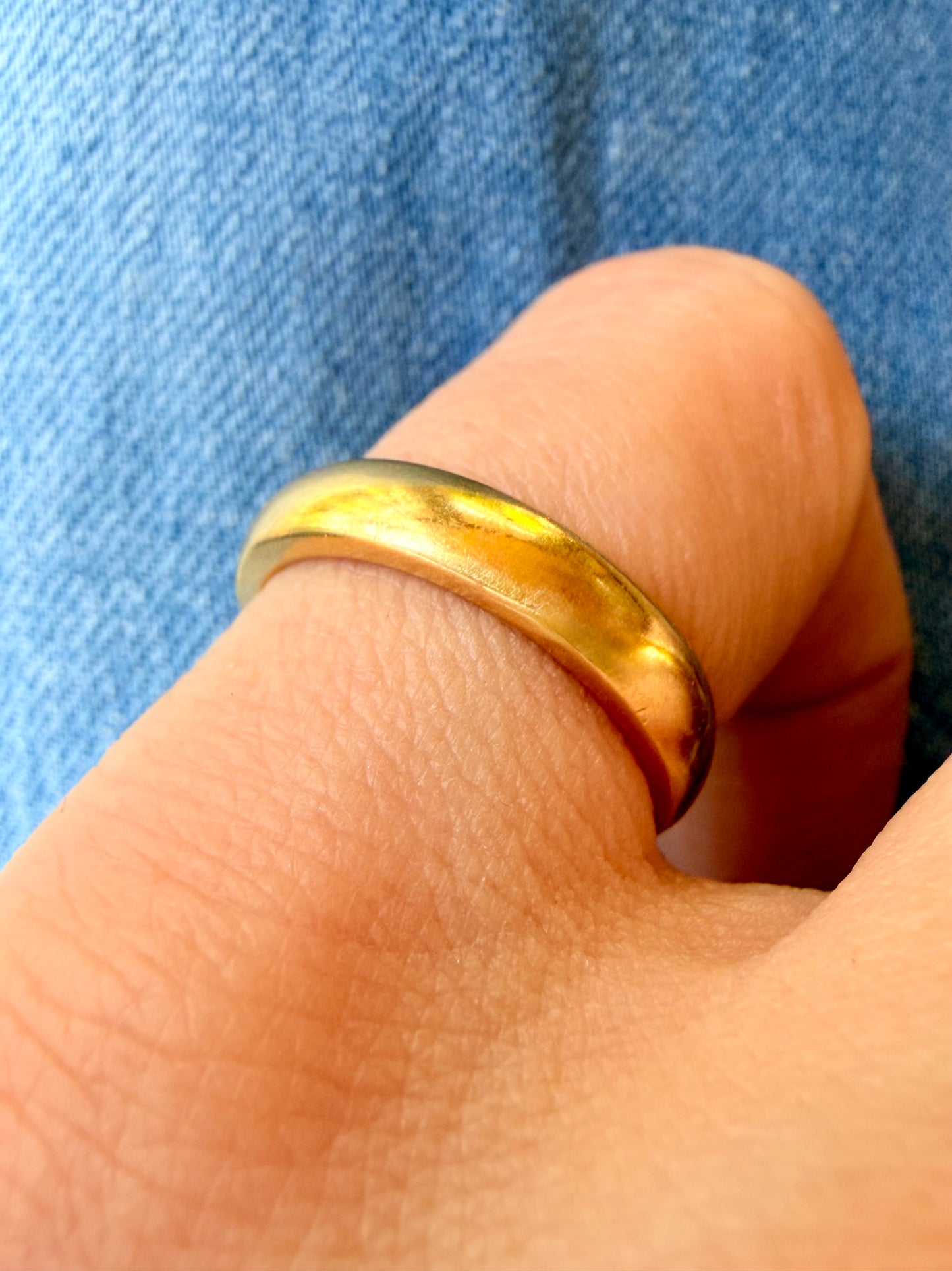 Vintage yellow 18K gold semi round band with squared inner edge, size 4.75