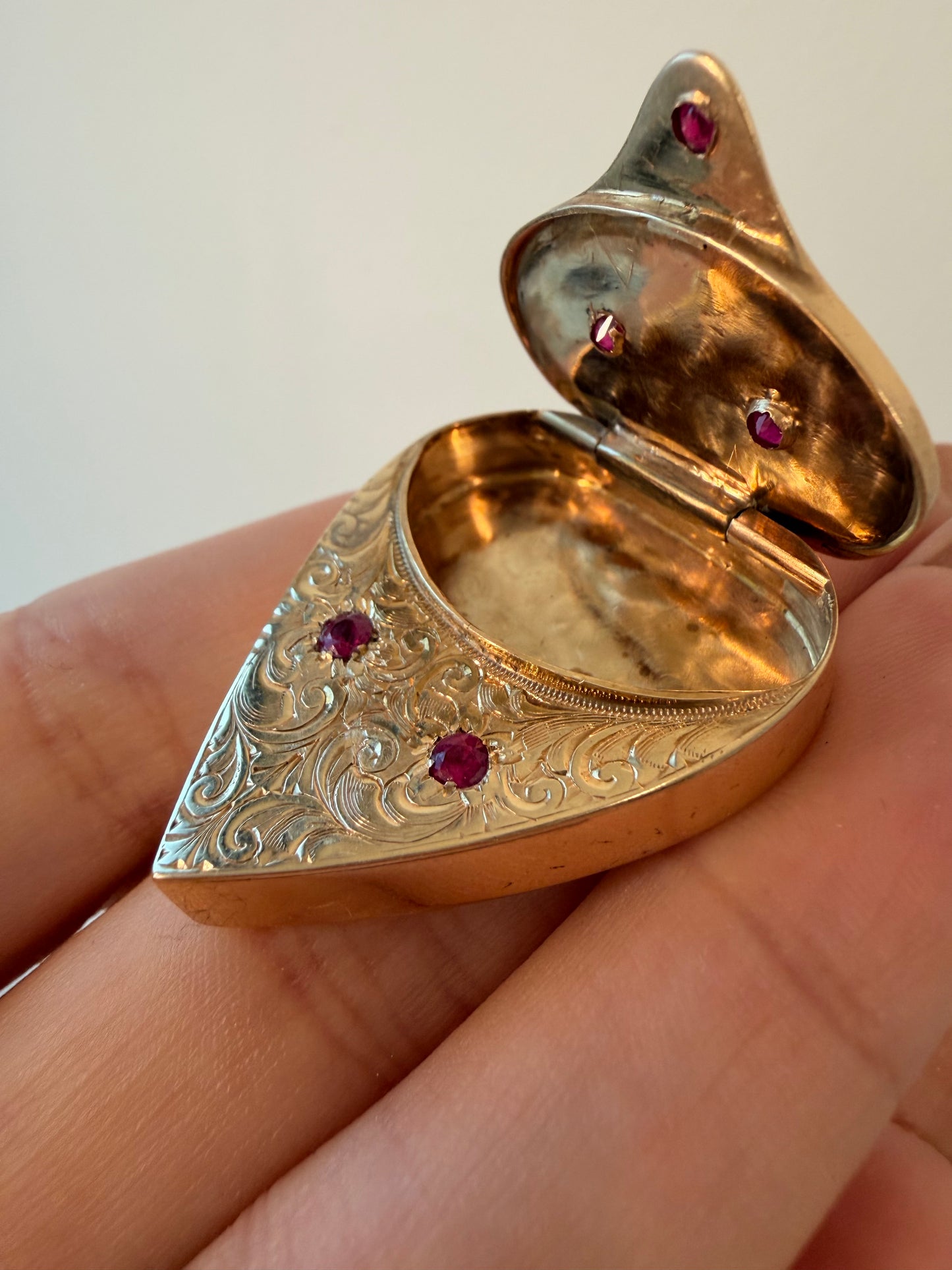 Antique yellow 14k ruby engraved heart box