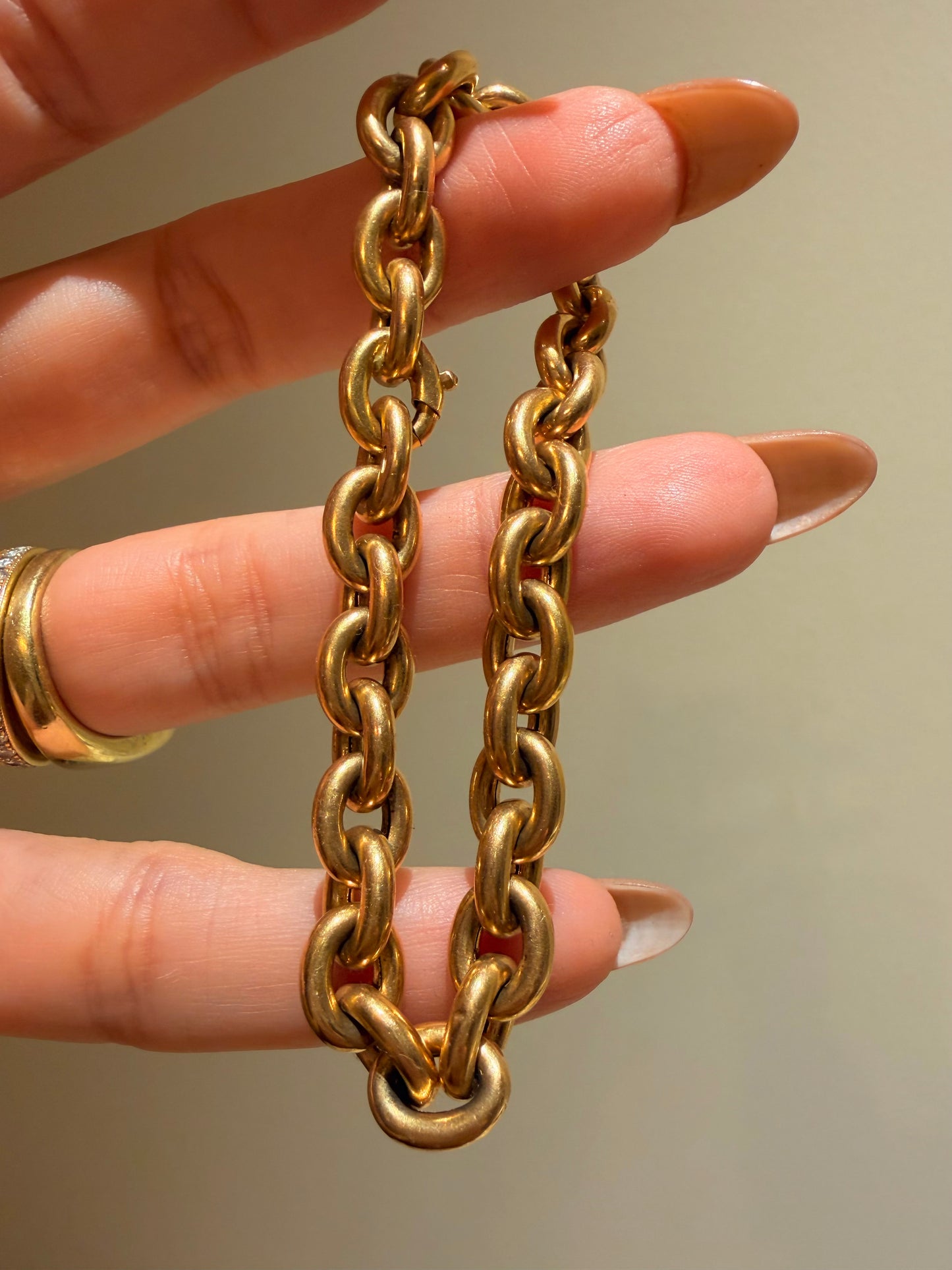 Vintage yellow 18K round cable link bracelet with continuous clasp, 6 and 5/8 inch fit