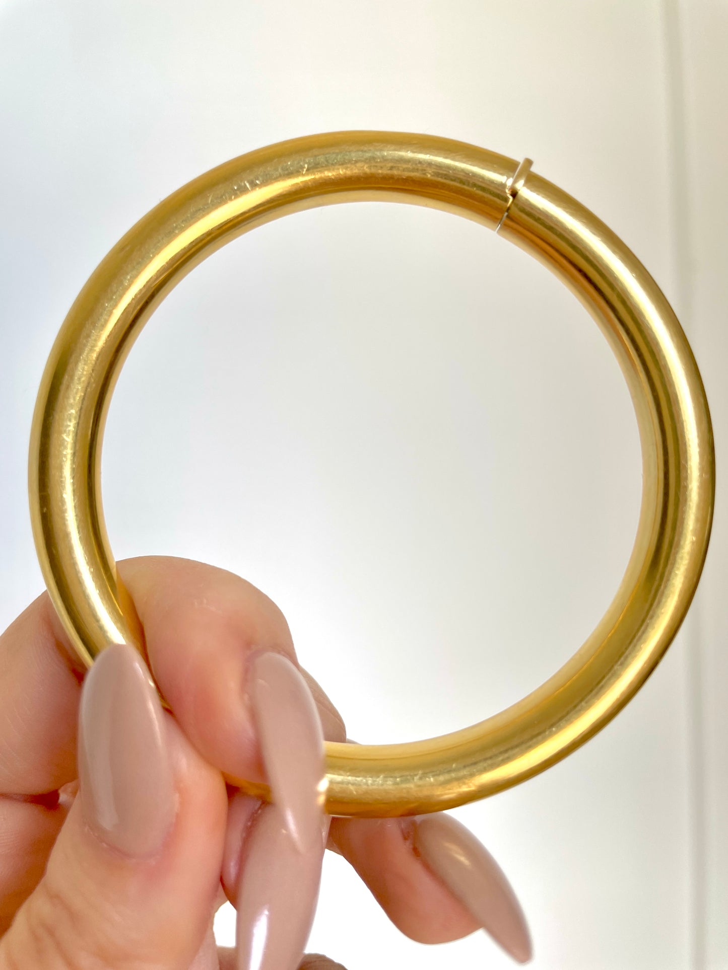 Vintage yellow 18K round heavy hinge bangle