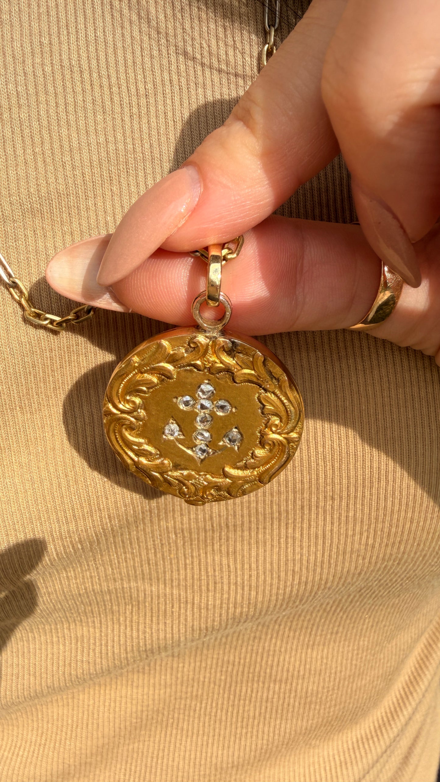 Antique yellow 18K diamond anchor slider locket